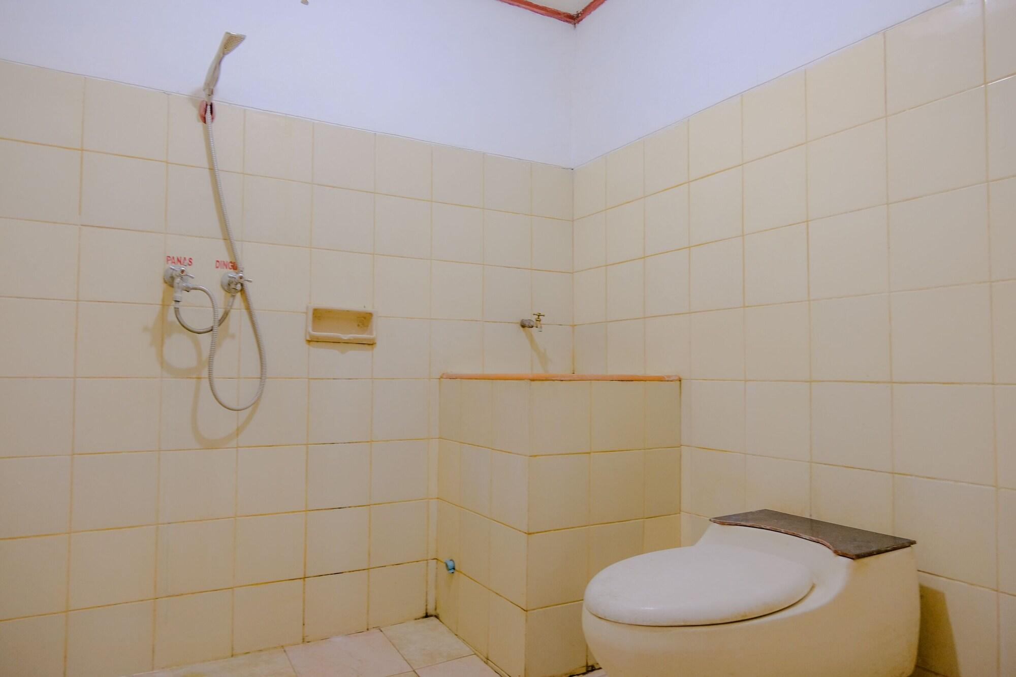 Room 4, Oyo Life 2638 Hotel Raya, Magetan