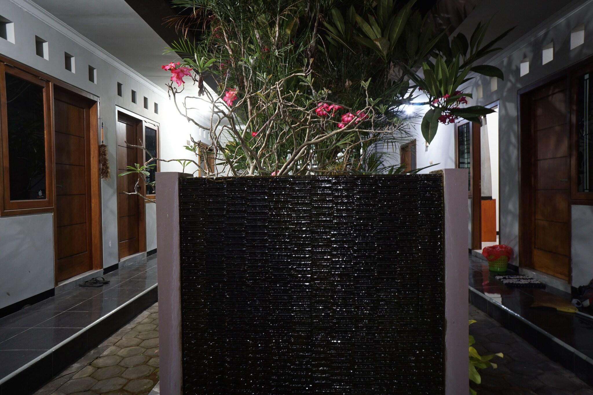 Lobby 5, Oyo Life 93045 Kost Putra Bu Ketut, Lumajang