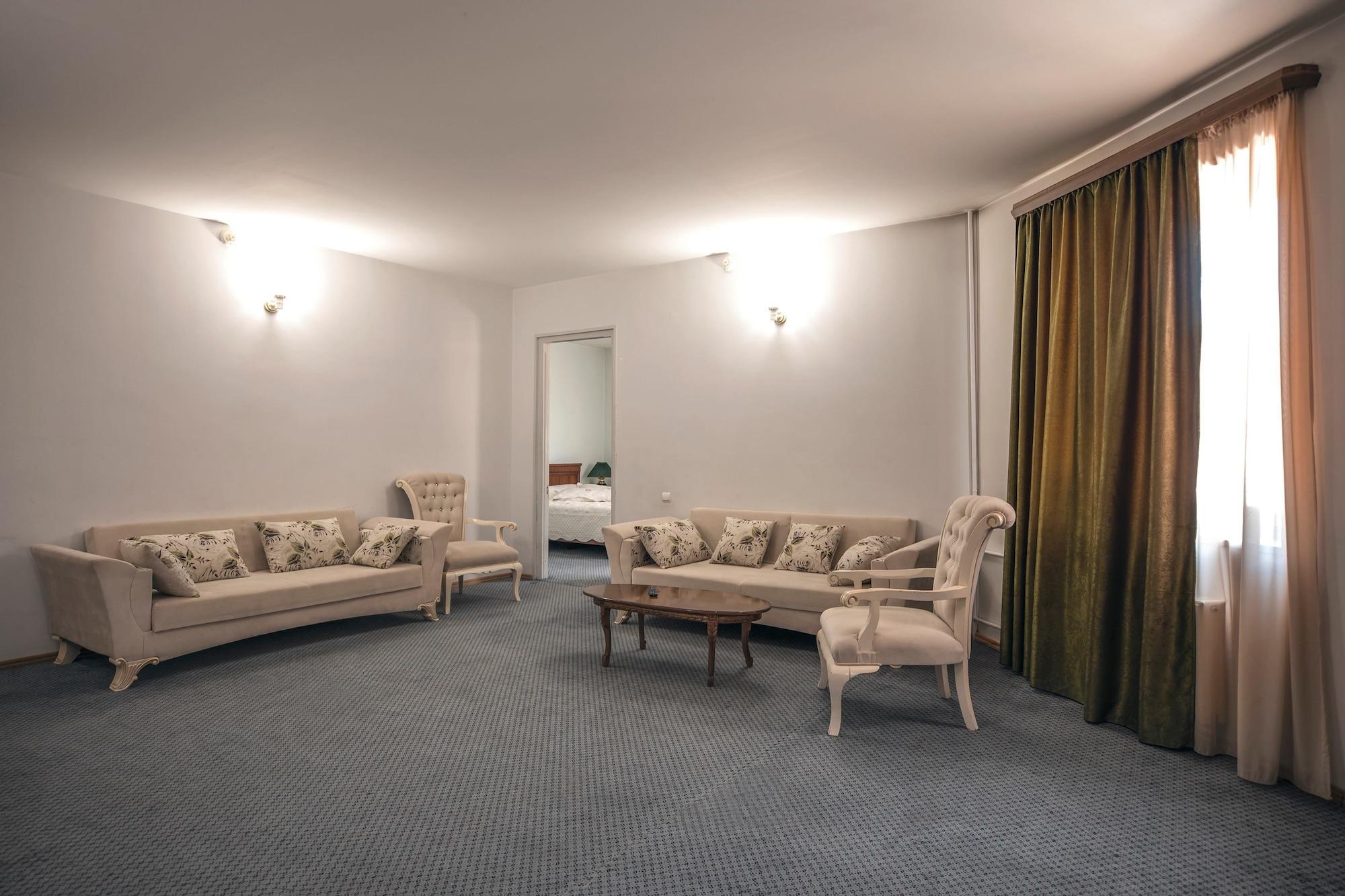 Leader Hotel