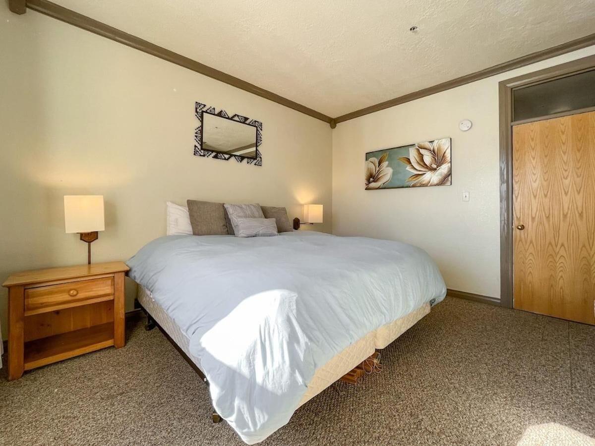 Room 4, 7 Guests 2br 2ba, Iron