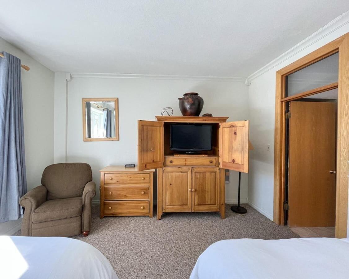 Room 5, 7 Guests 2br 2ba, Iron