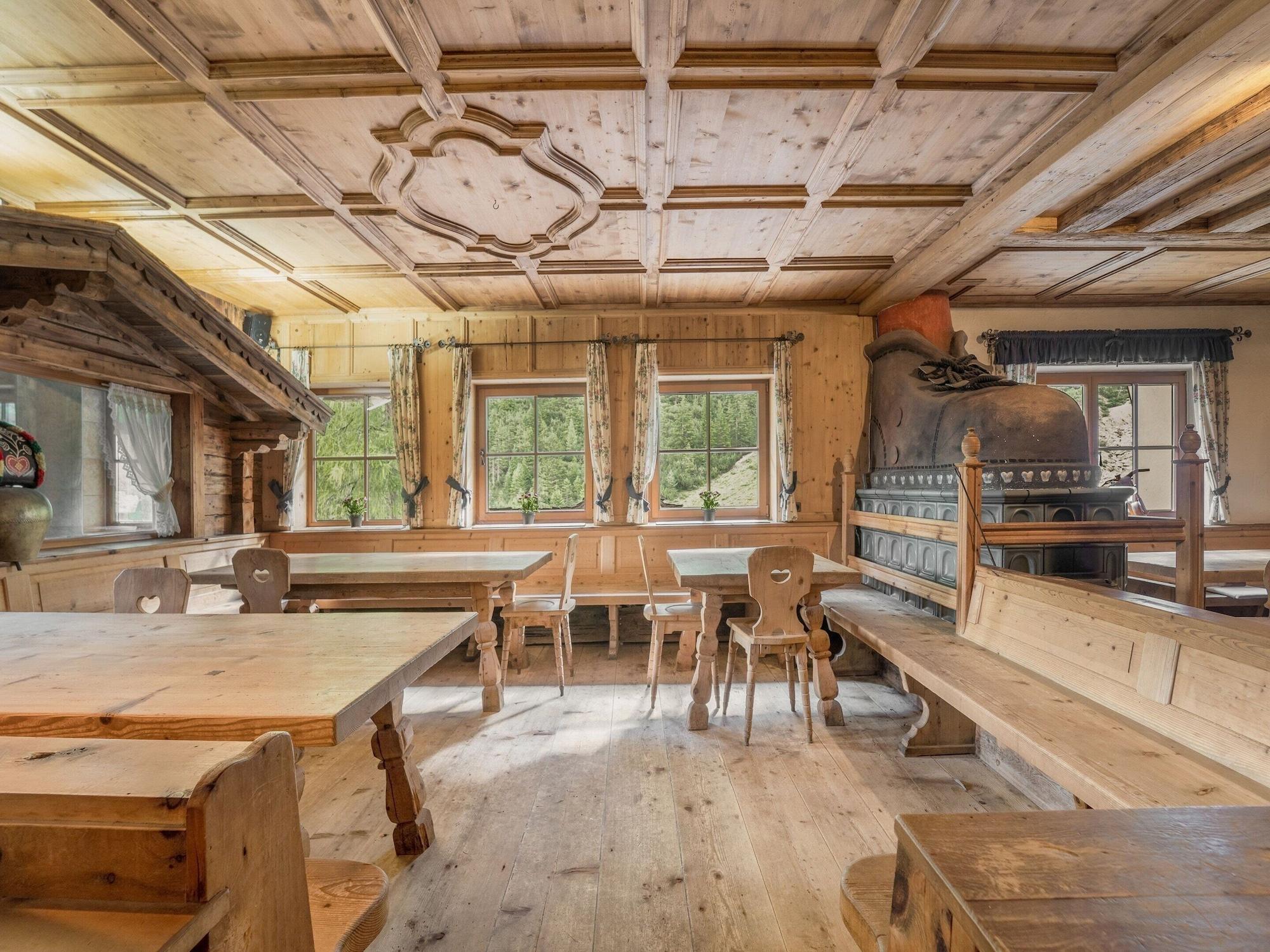 Quaint Alpine Hut In The Stubaital With Sauna