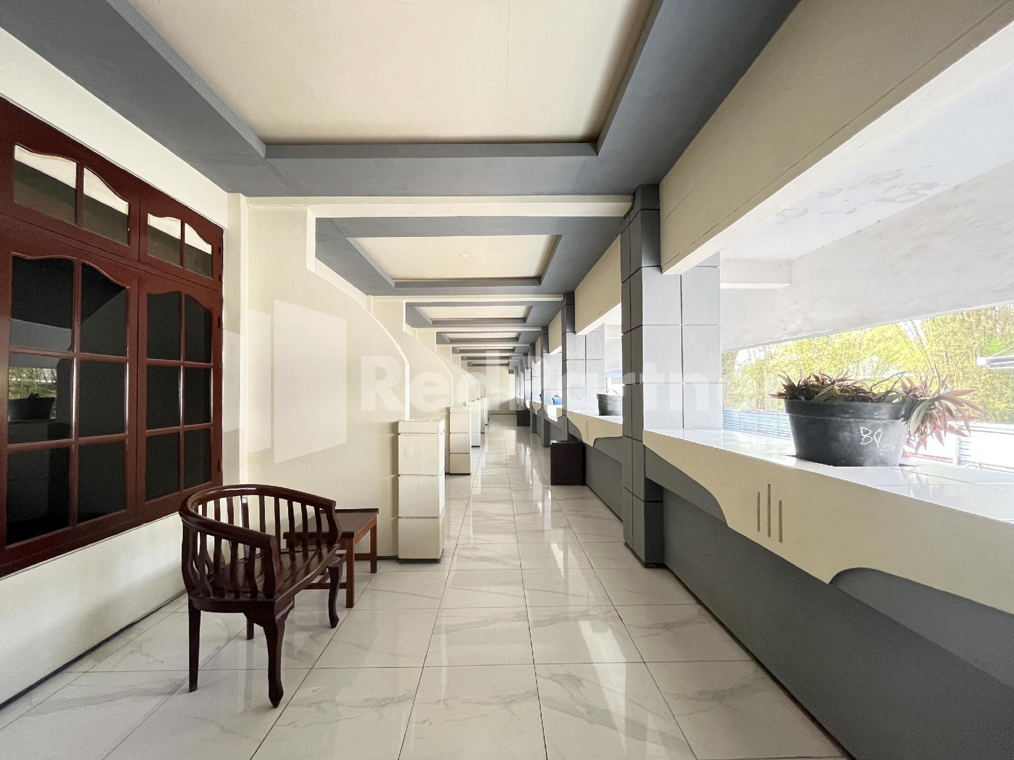 Exterior & Views 2, Hotel Dewi Near Gor Merdeka Jombang Mitra Reddoorz, Jombang