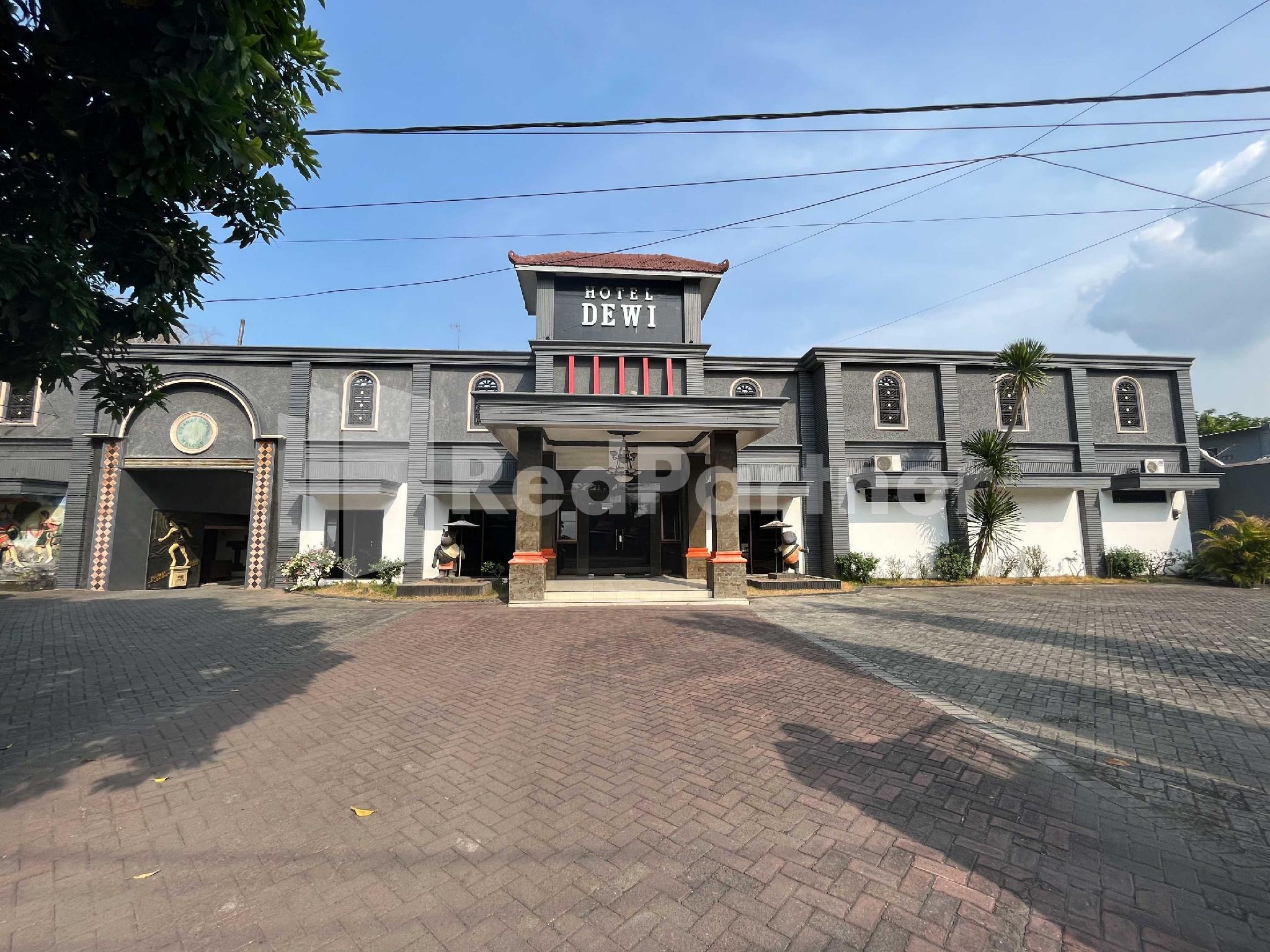 Exterior & Views 5, Hotel Dewi Near Gor Merdeka Jombang Mitra Reddoorz, Jombang