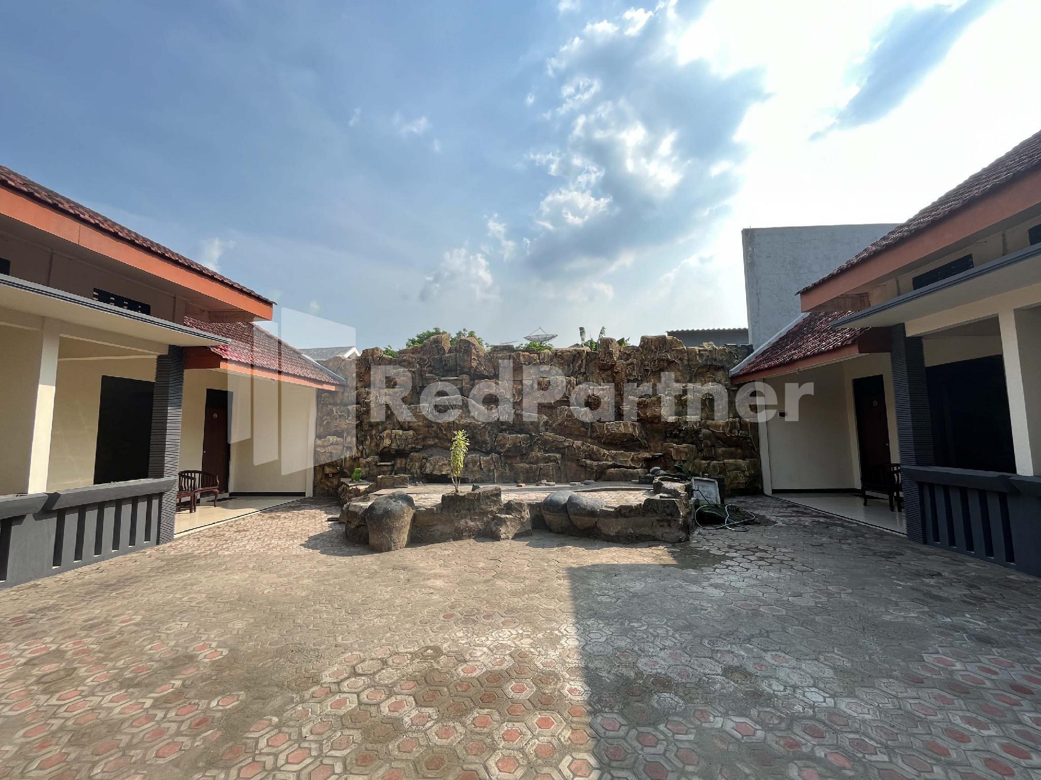 Exterior & Views 4, Hotel Dewi Near Gor Merdeka Jombang Mitra Reddoorz, Jombang