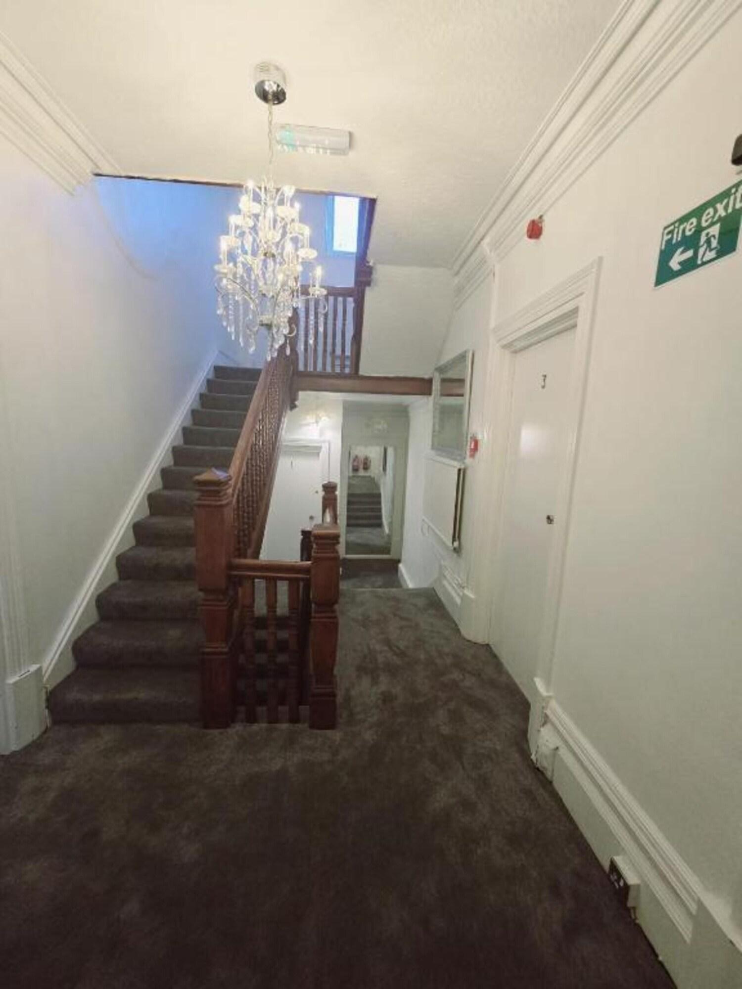 Oyo Kingswood Hotel