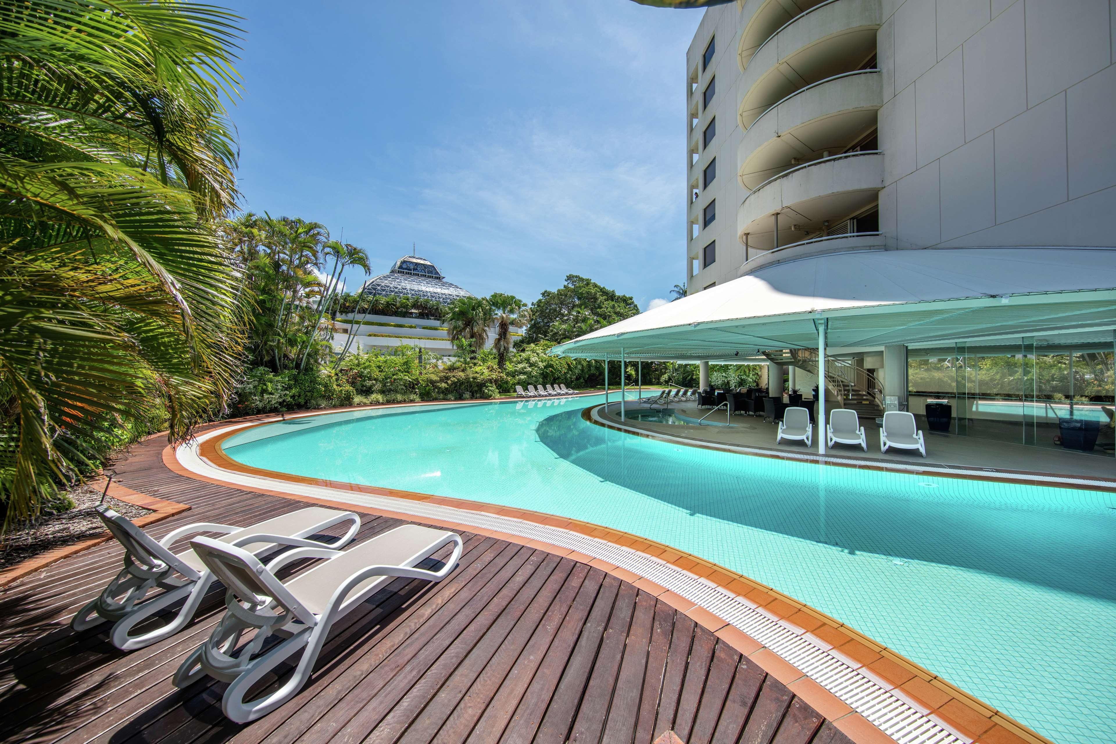 Hilton Cairns image