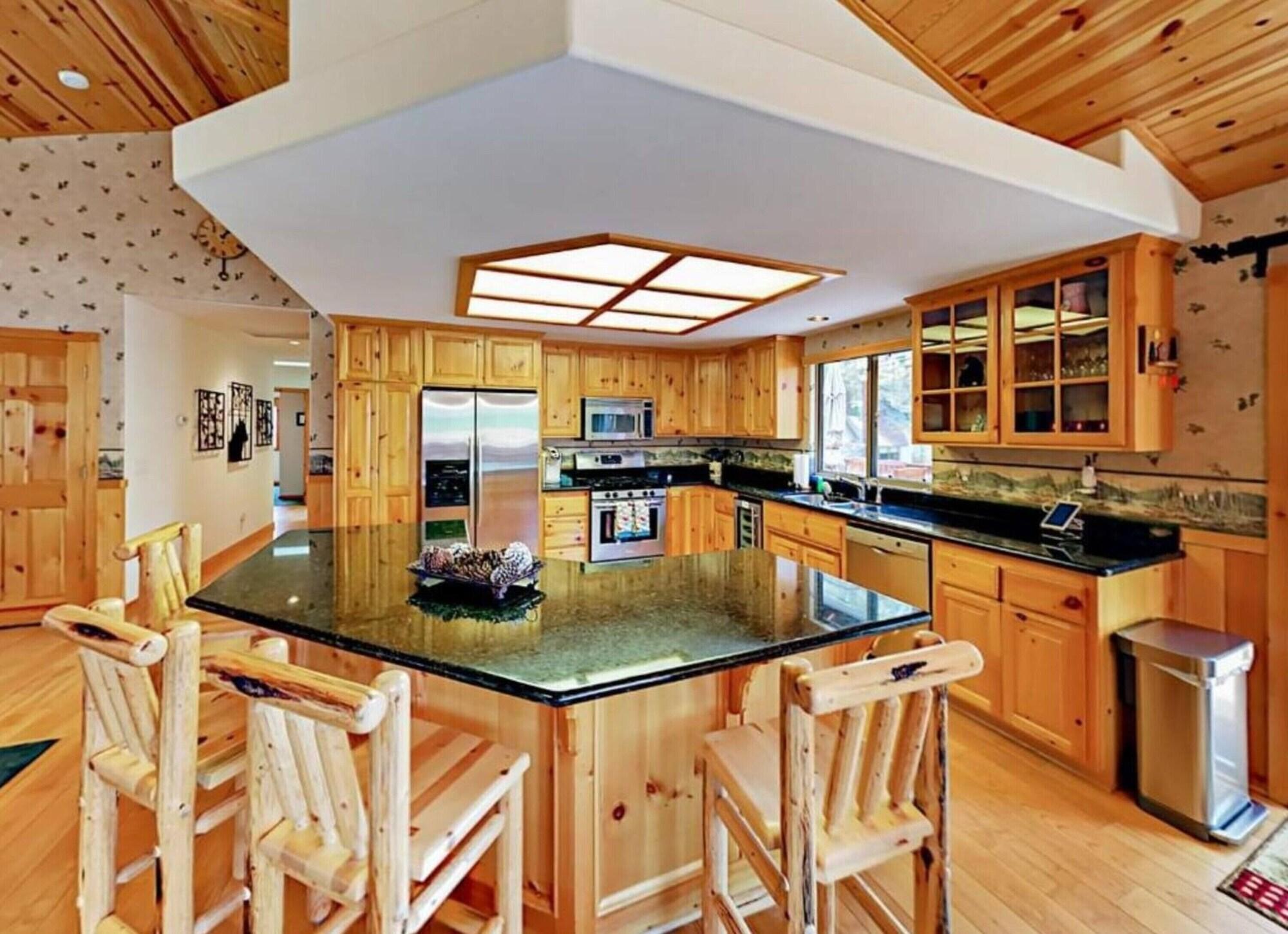 Teakwood Cozy Wood Cabin With Fireplace