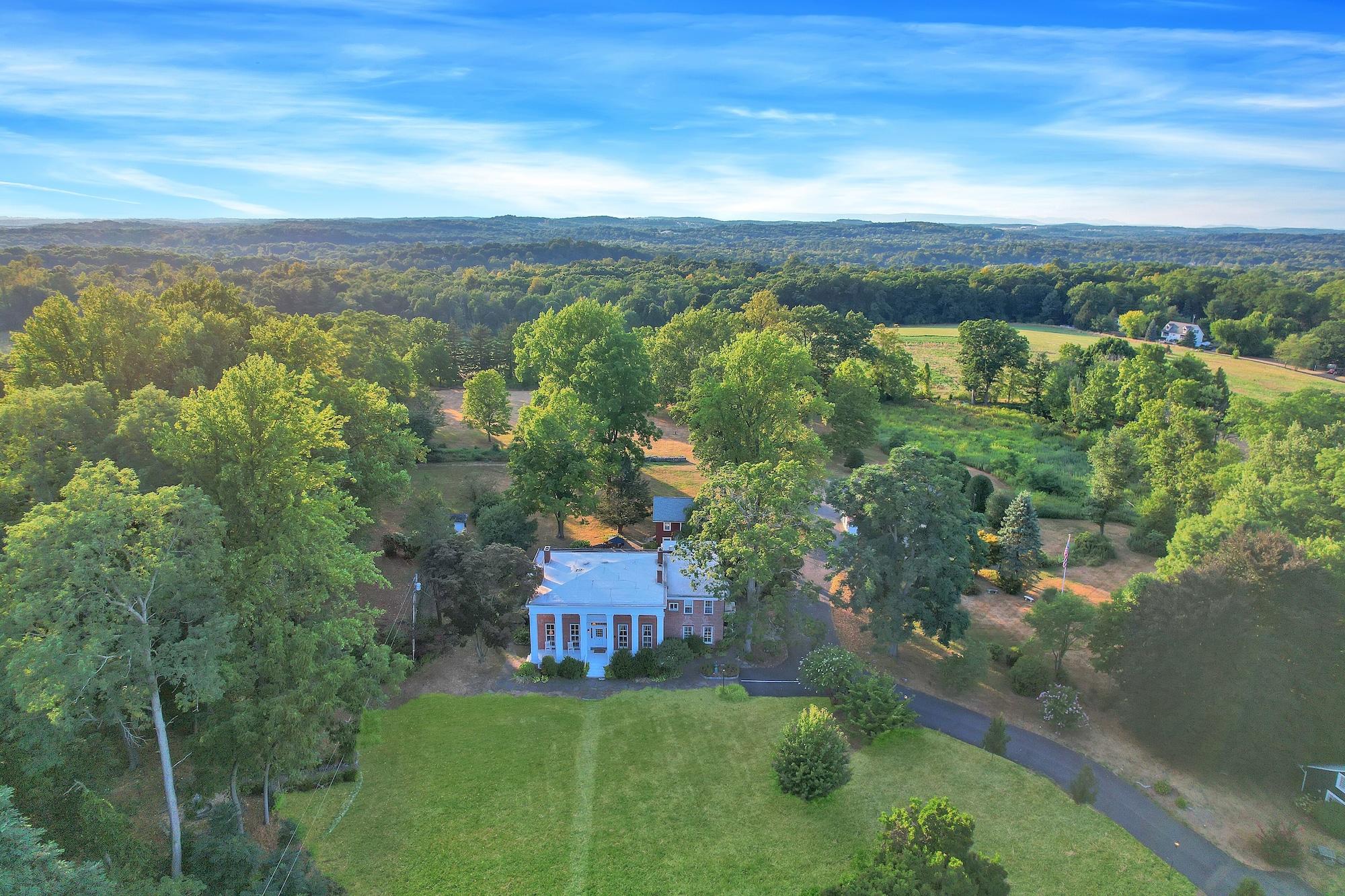 Cromwell Manor Inn