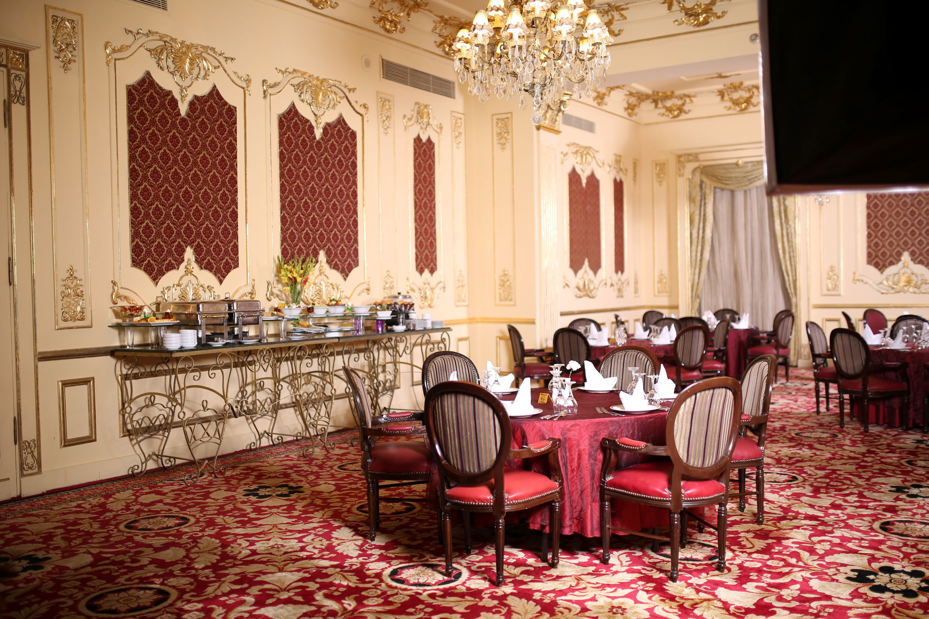 Paradise Inn - Le Metropole Hotel by null