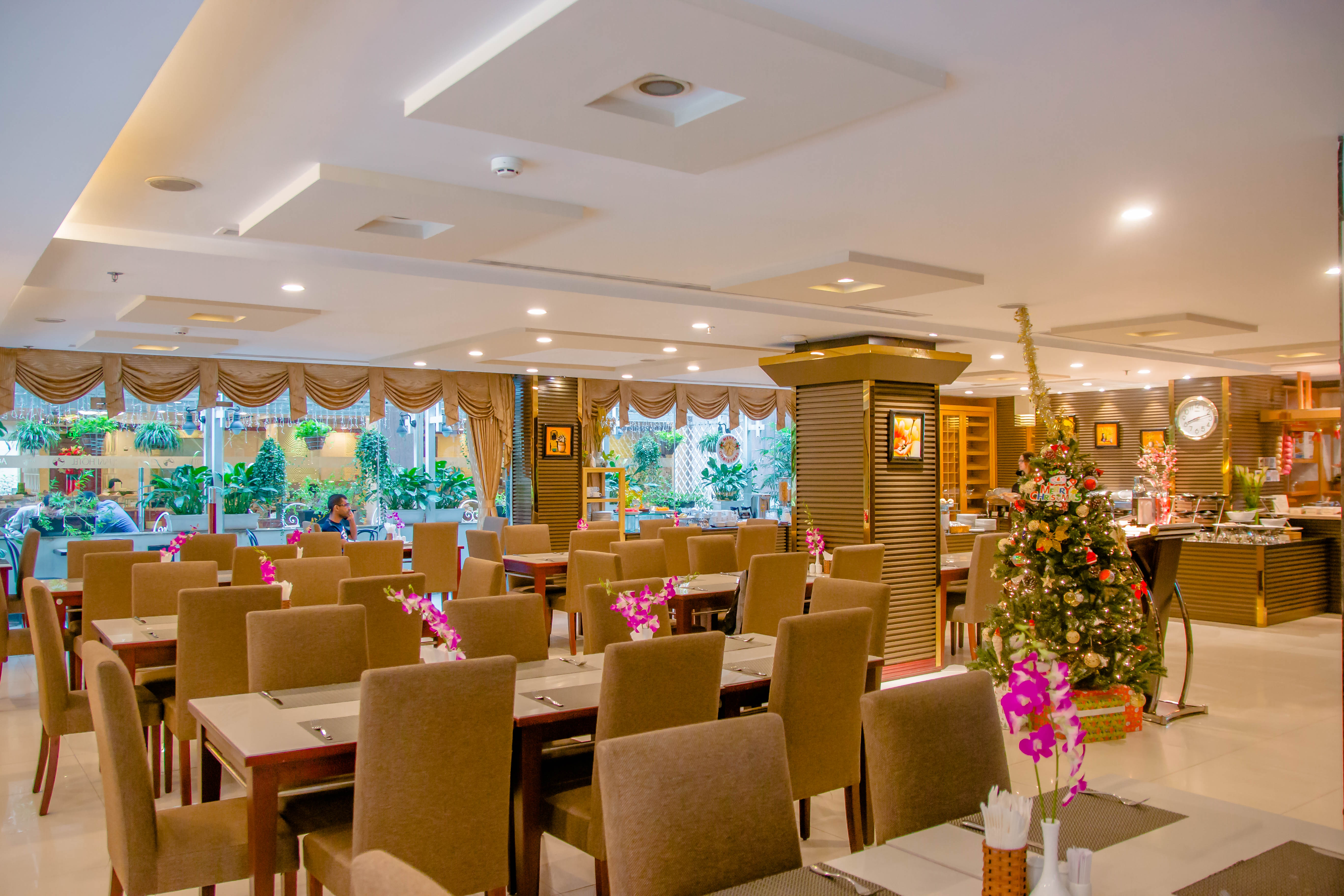 Kin Hotel Thi Sach Edition