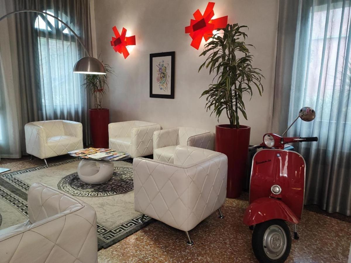 Momi's Hotel