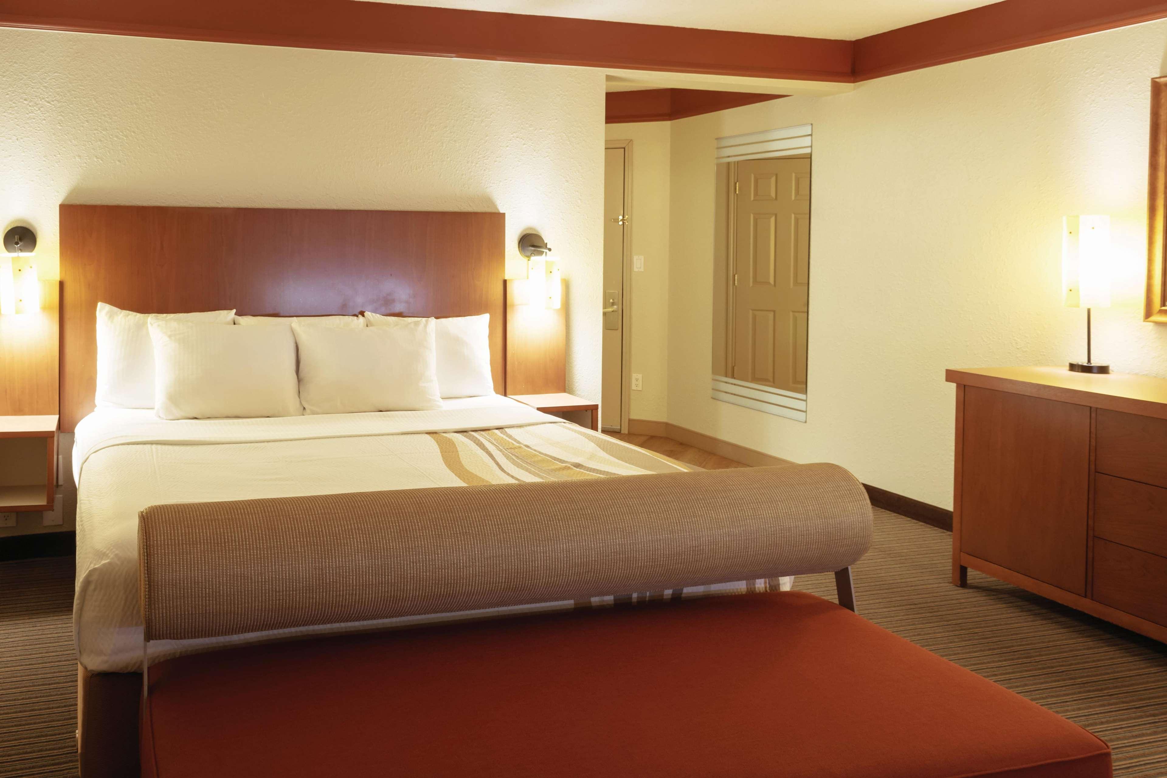 La Quinta Inn & Suites Atlanta Ballpark Galleria