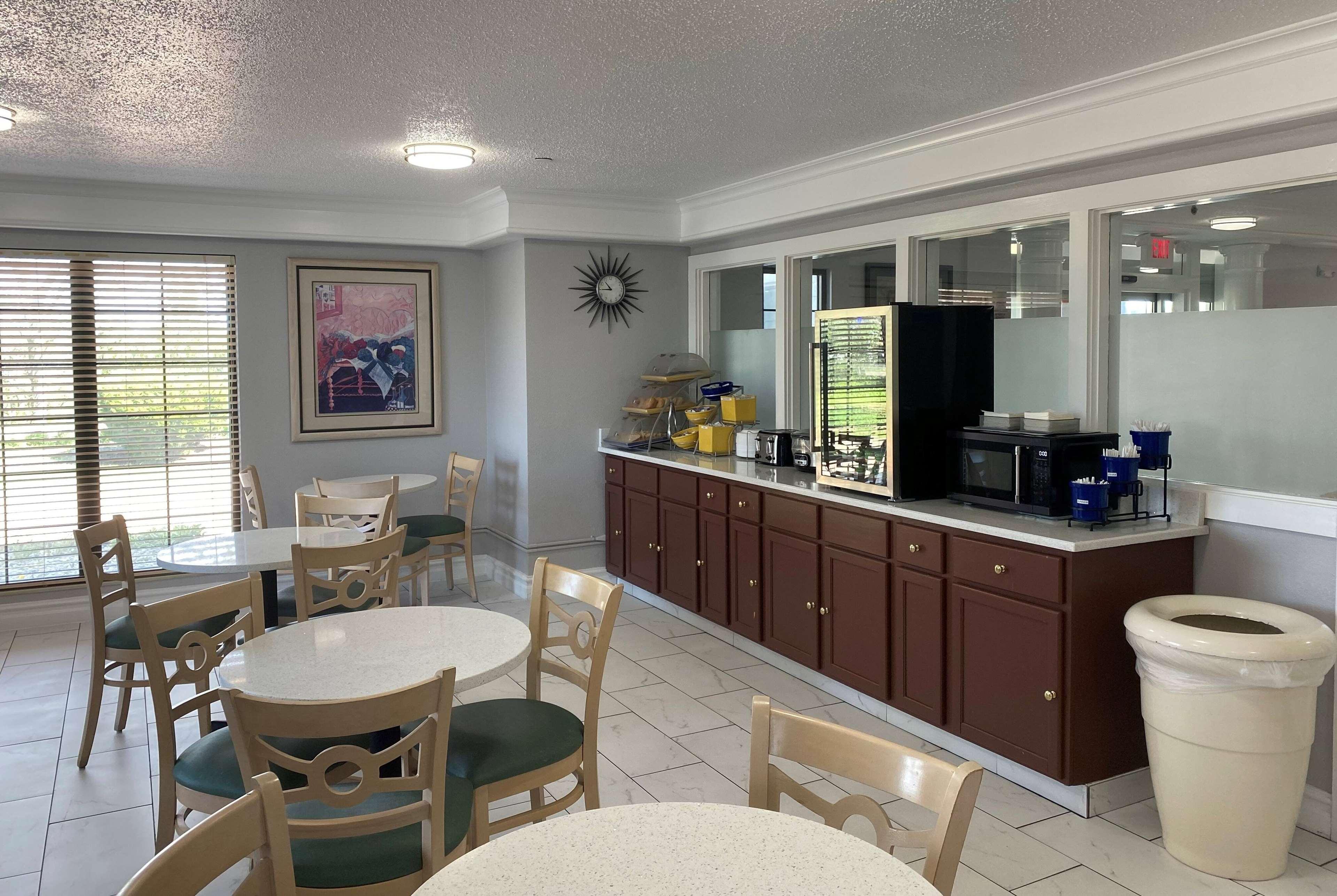 Days Inn & Suites by Wyndham Arlington Heights