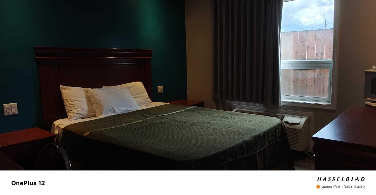 Queensway Motel