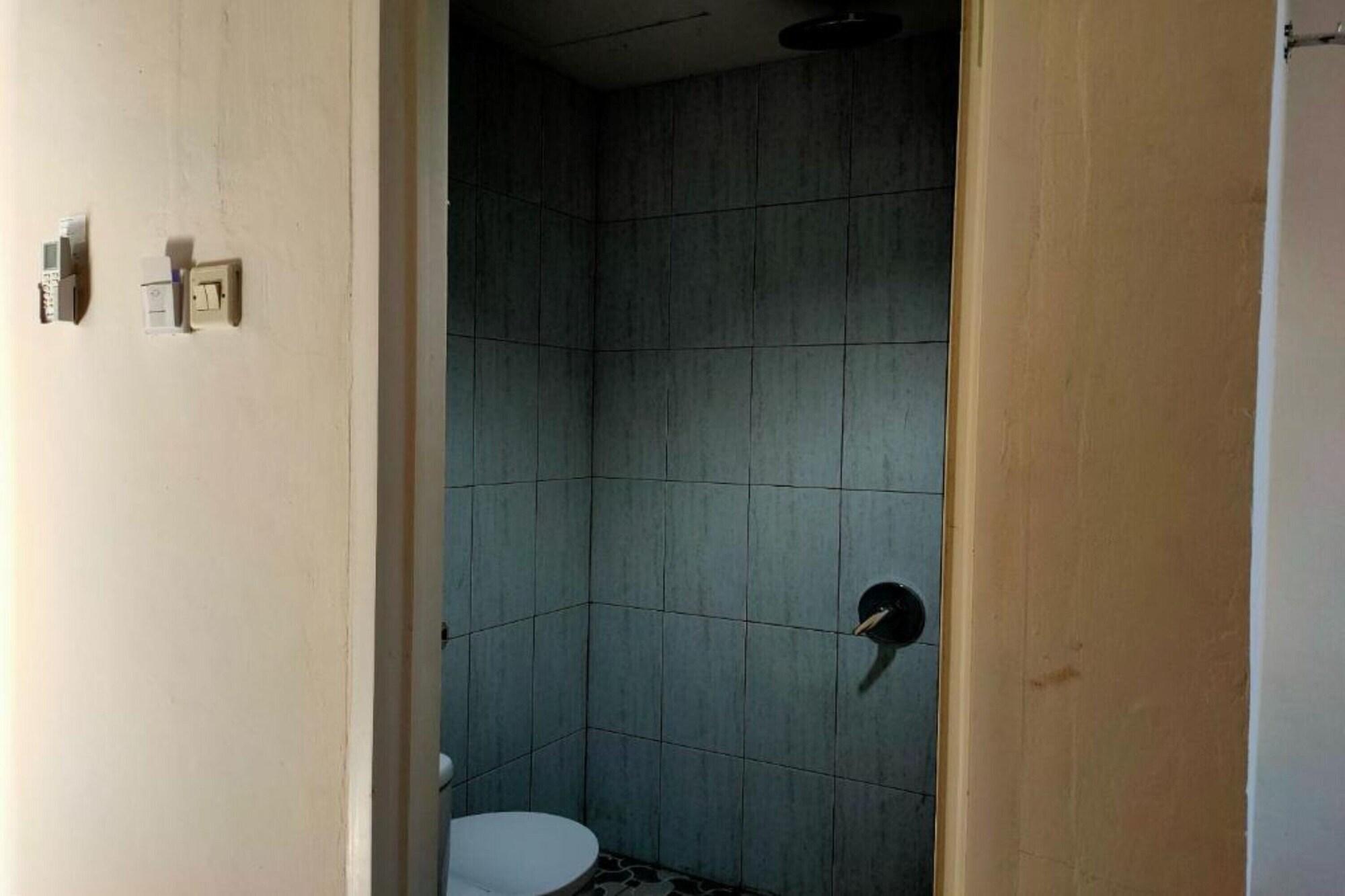 Room 5, Hotel O Eko Guest House, Makassar