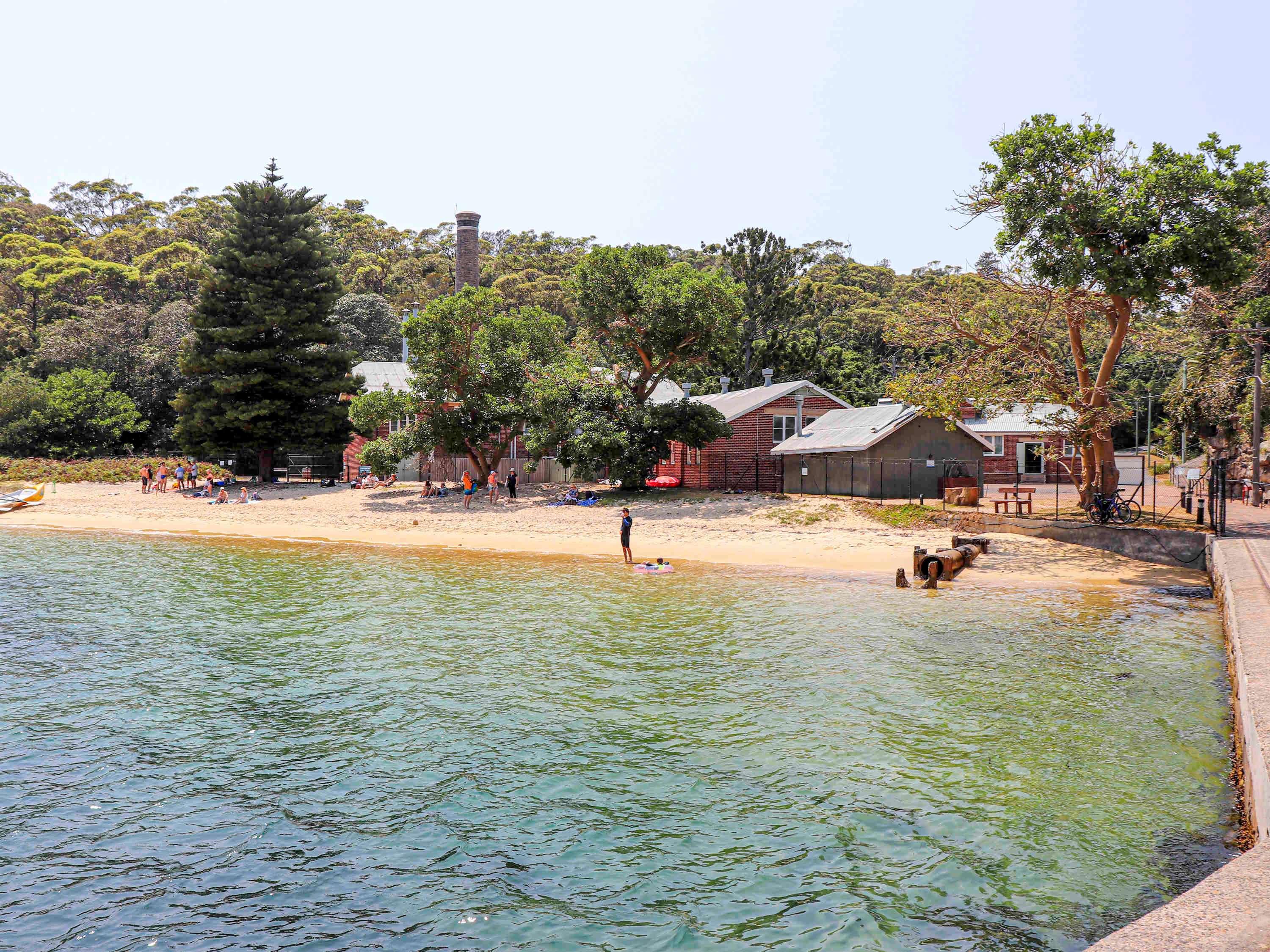 Quarantine Beach的照片 带有碧绿色纯水表面