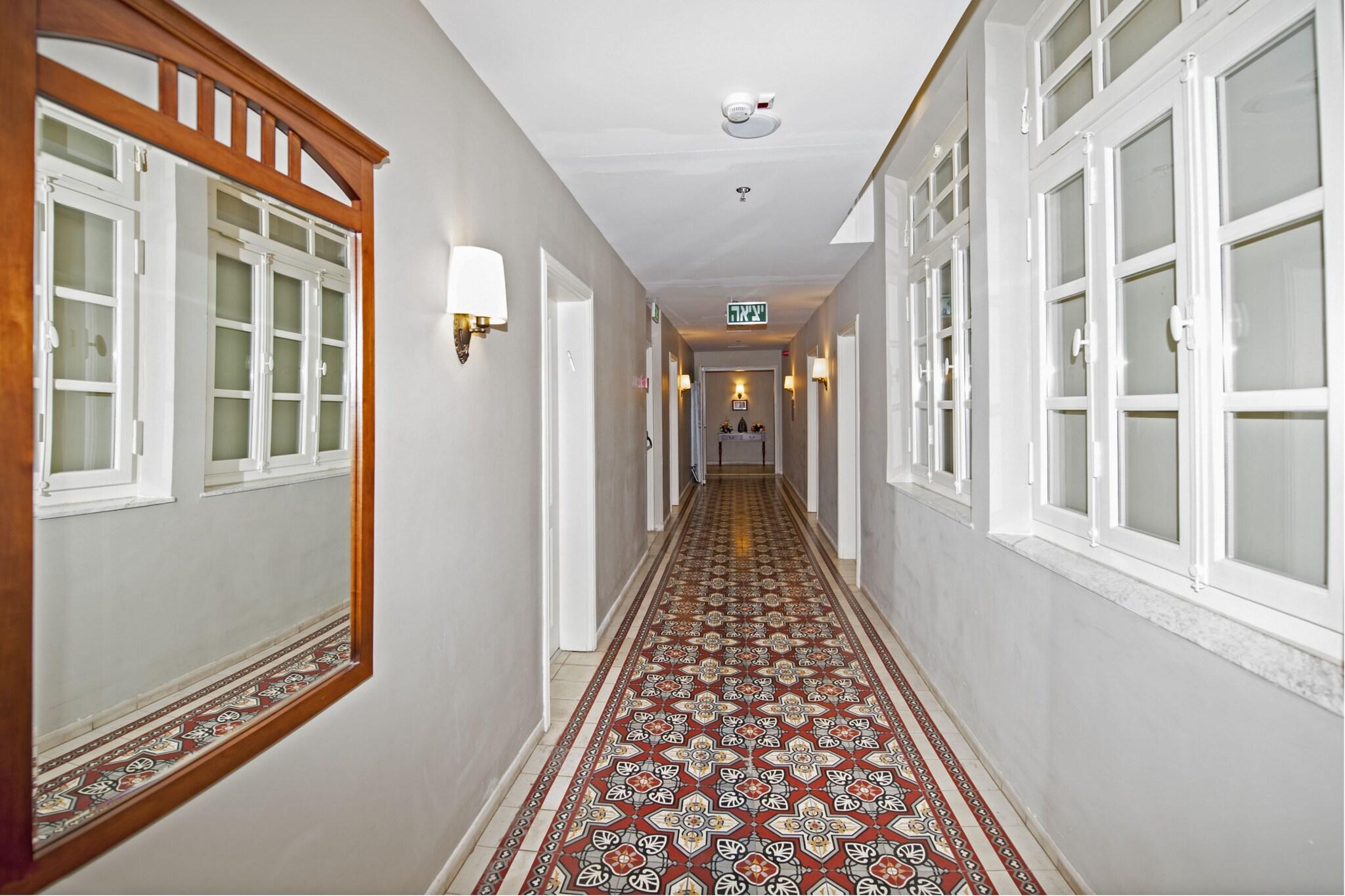 The Colony Hotel by null