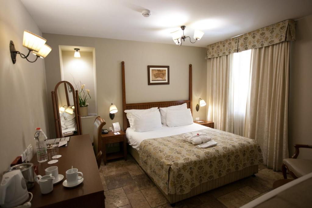 The Colony Hotel by null