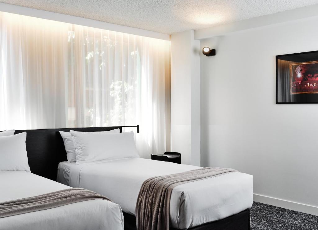 Lancemore Crossley St. by null