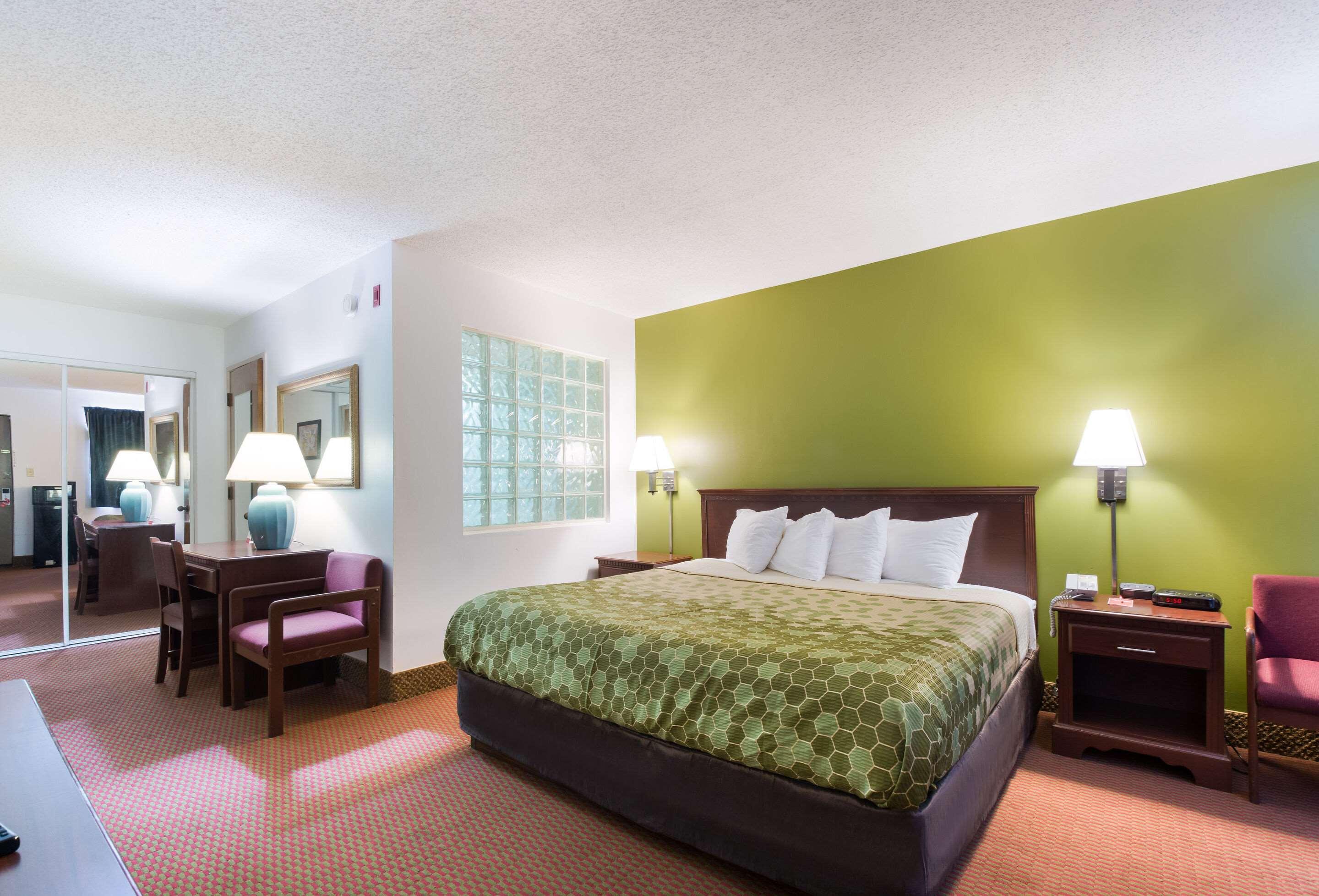 Econo Lodge Inn & Suites Knoxville East