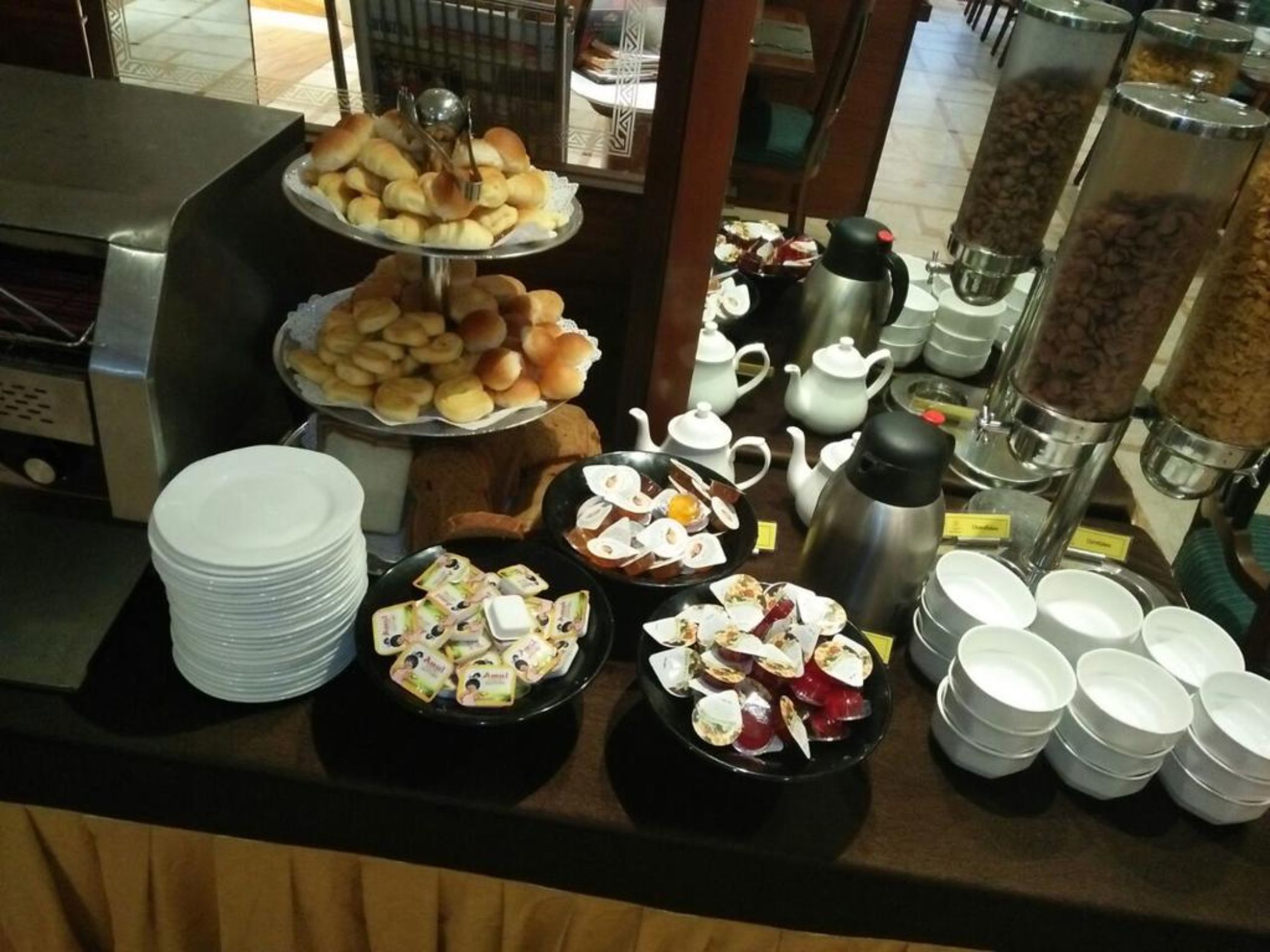 The Shalimar Hotel (August Kranti Marg) by null