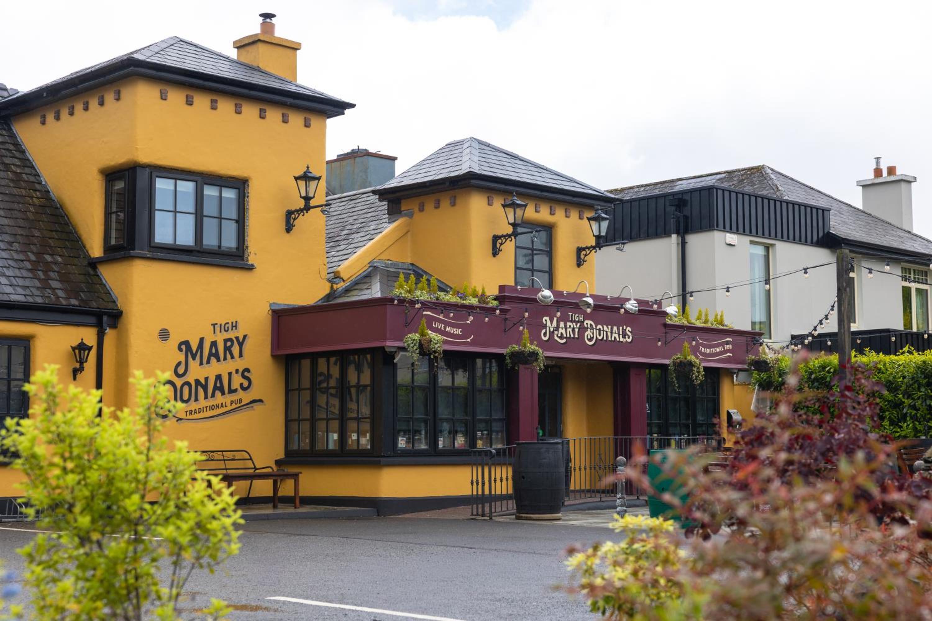 Whitegates Traditional Pub & Accommodation