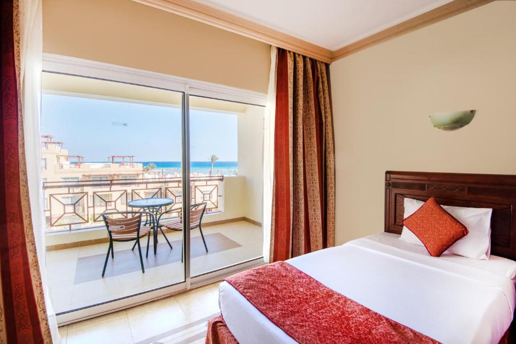 Chambre double, vue partielle sur la mer