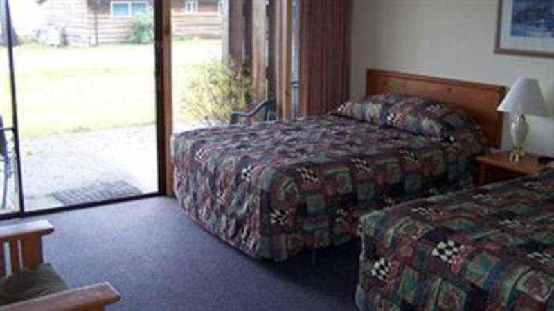 Lake Quinault Lodge by null