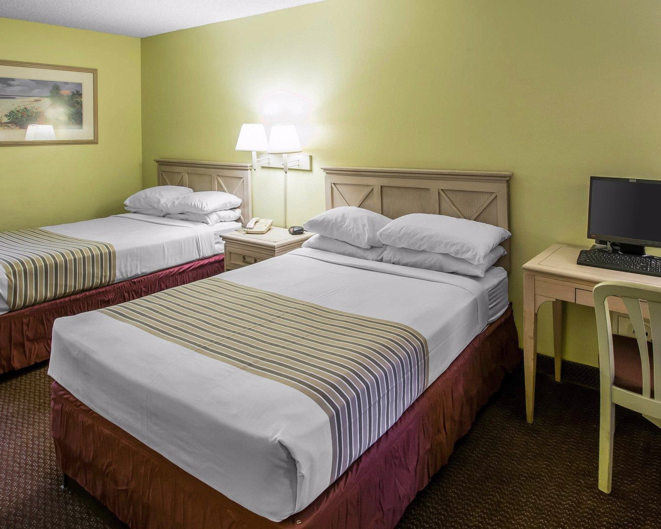Econo Lodge Inn & Suites Maingate Central
