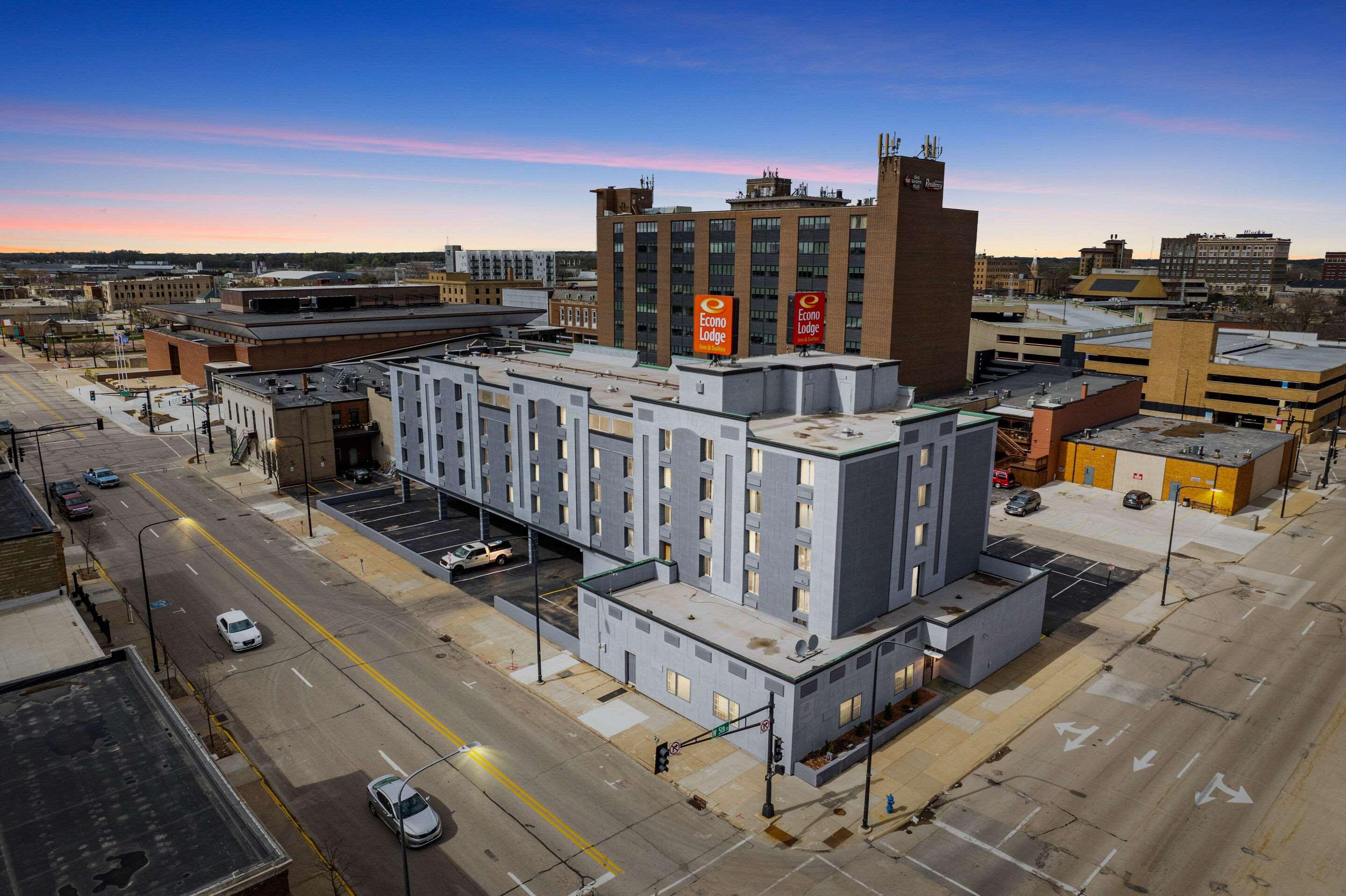 Econo Lodge Inn & Suites Waterloo Downtown