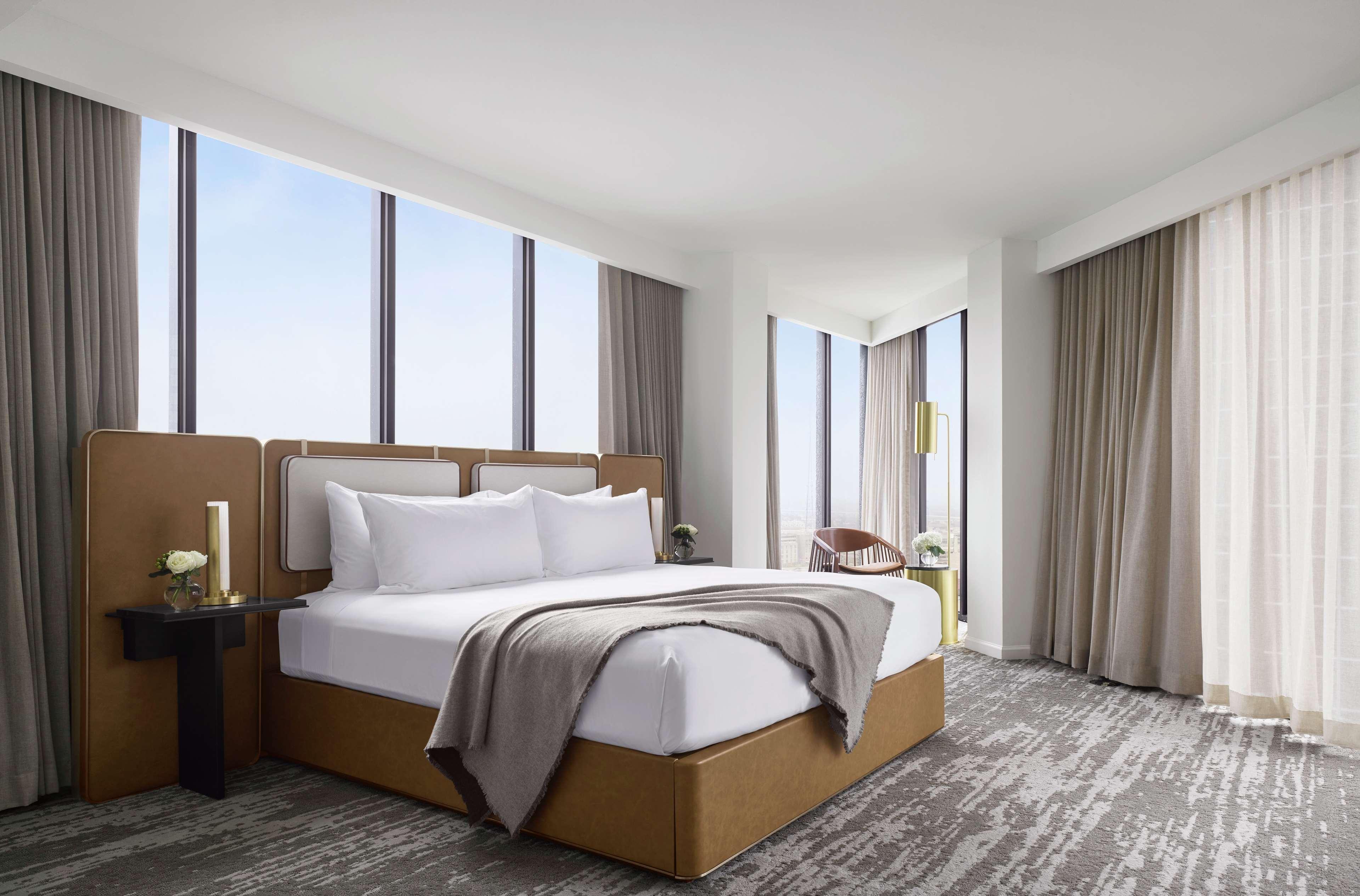 C. Baldwin, Curio Collection by Hilton by null