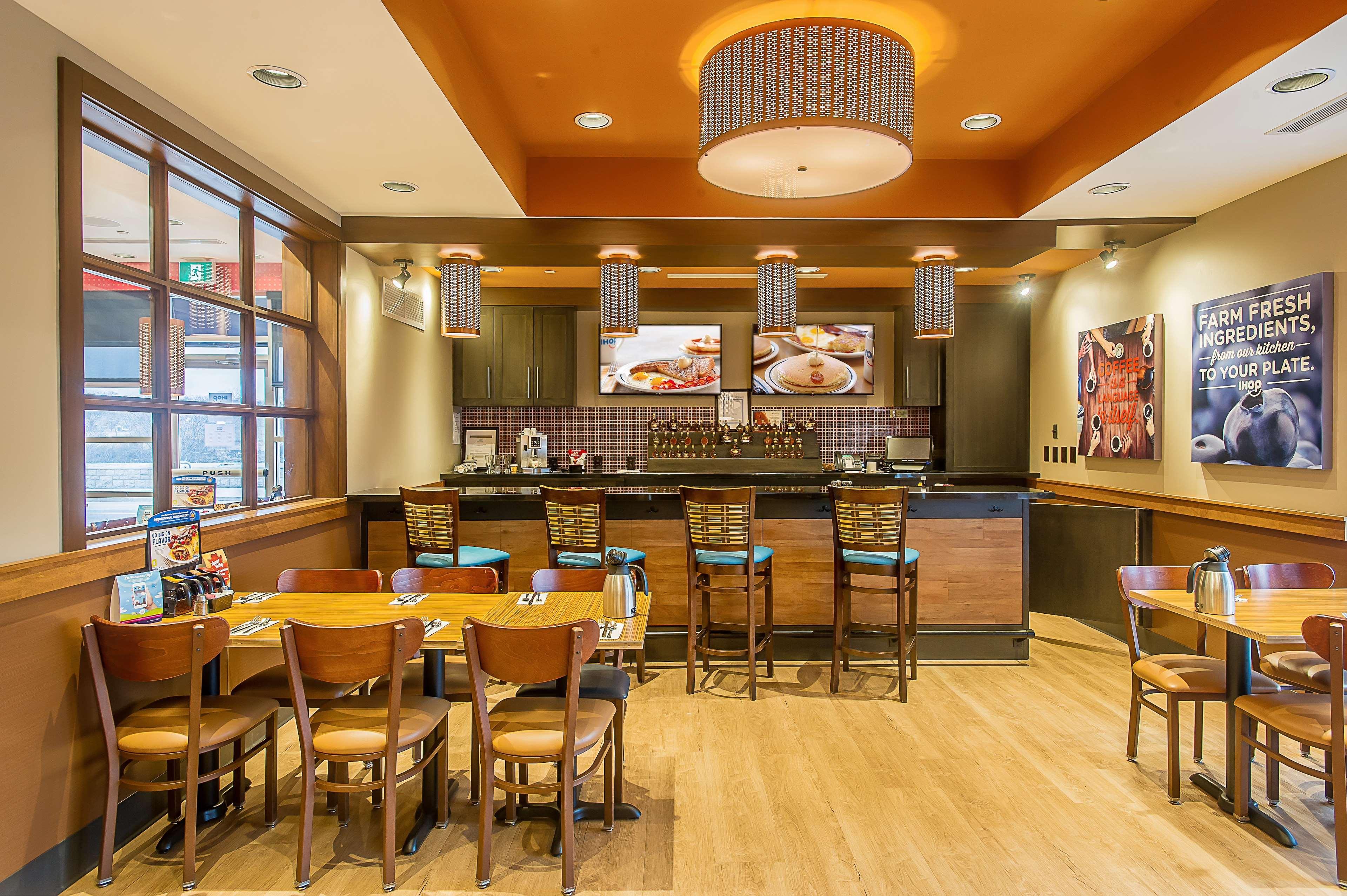 Ramada by Wyndham Niagara Falls by the River