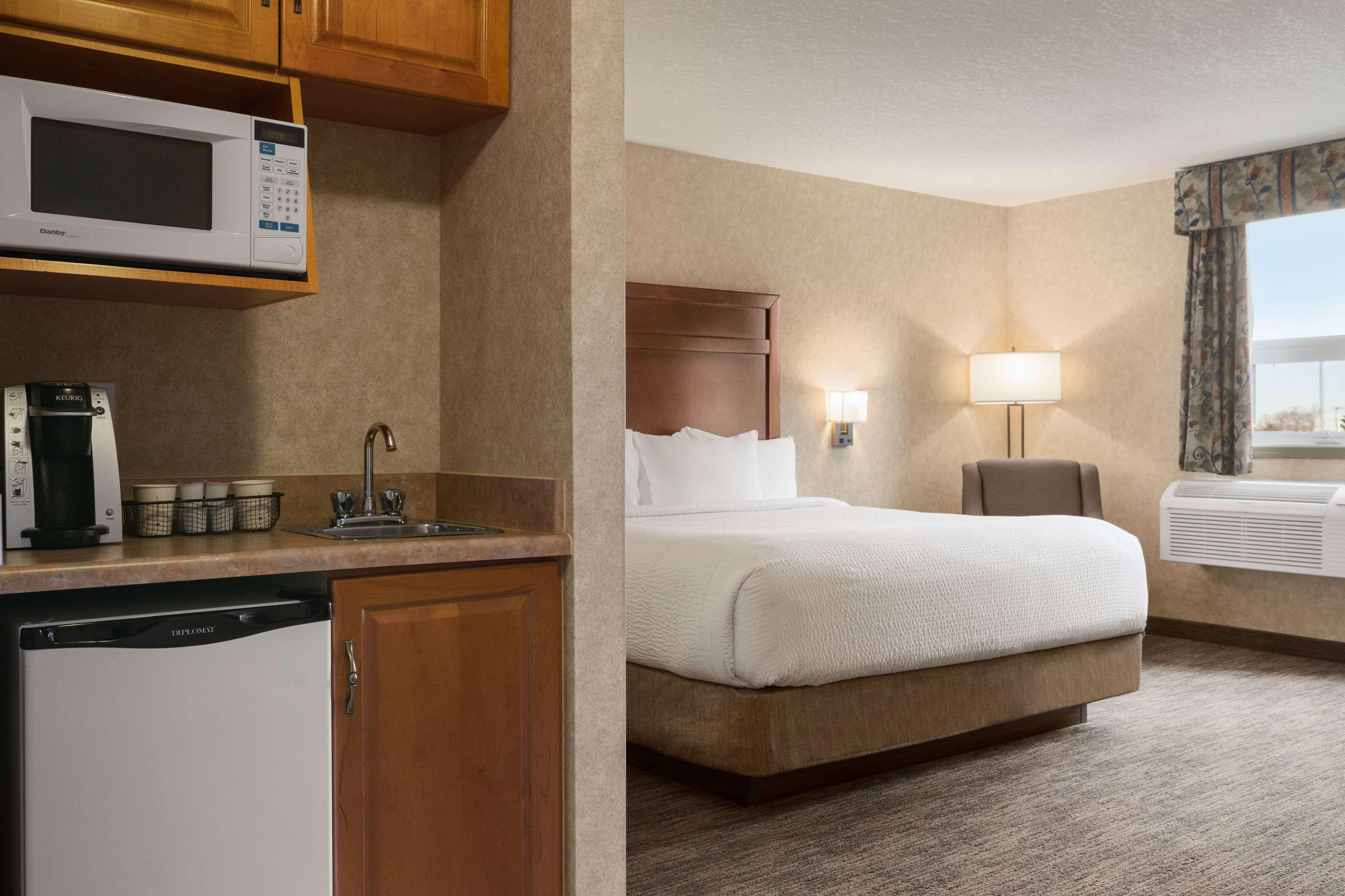 Days Inn & Suites By Wyndham Brooks