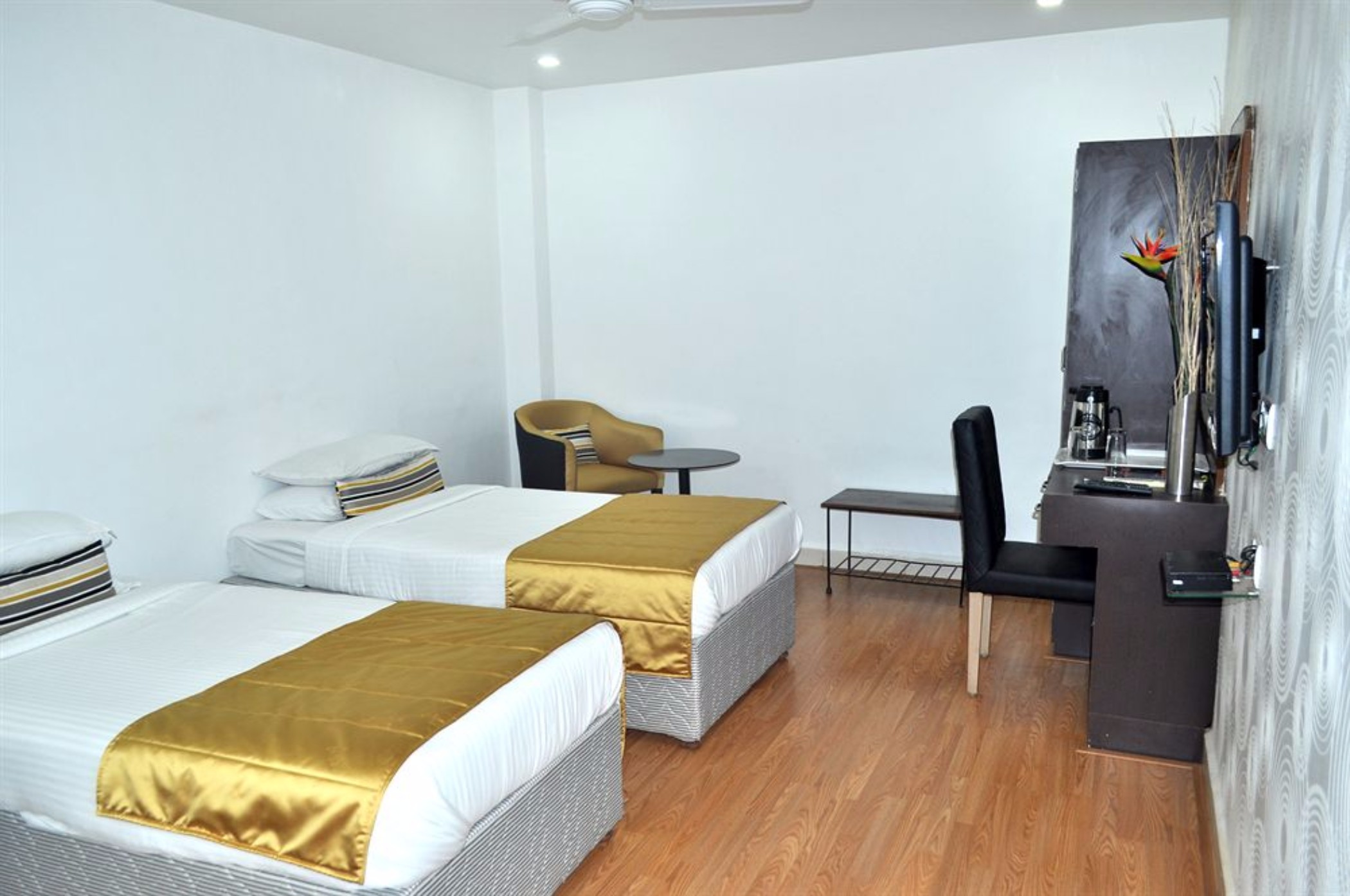 Mumbai Metro - The Executive Hotel