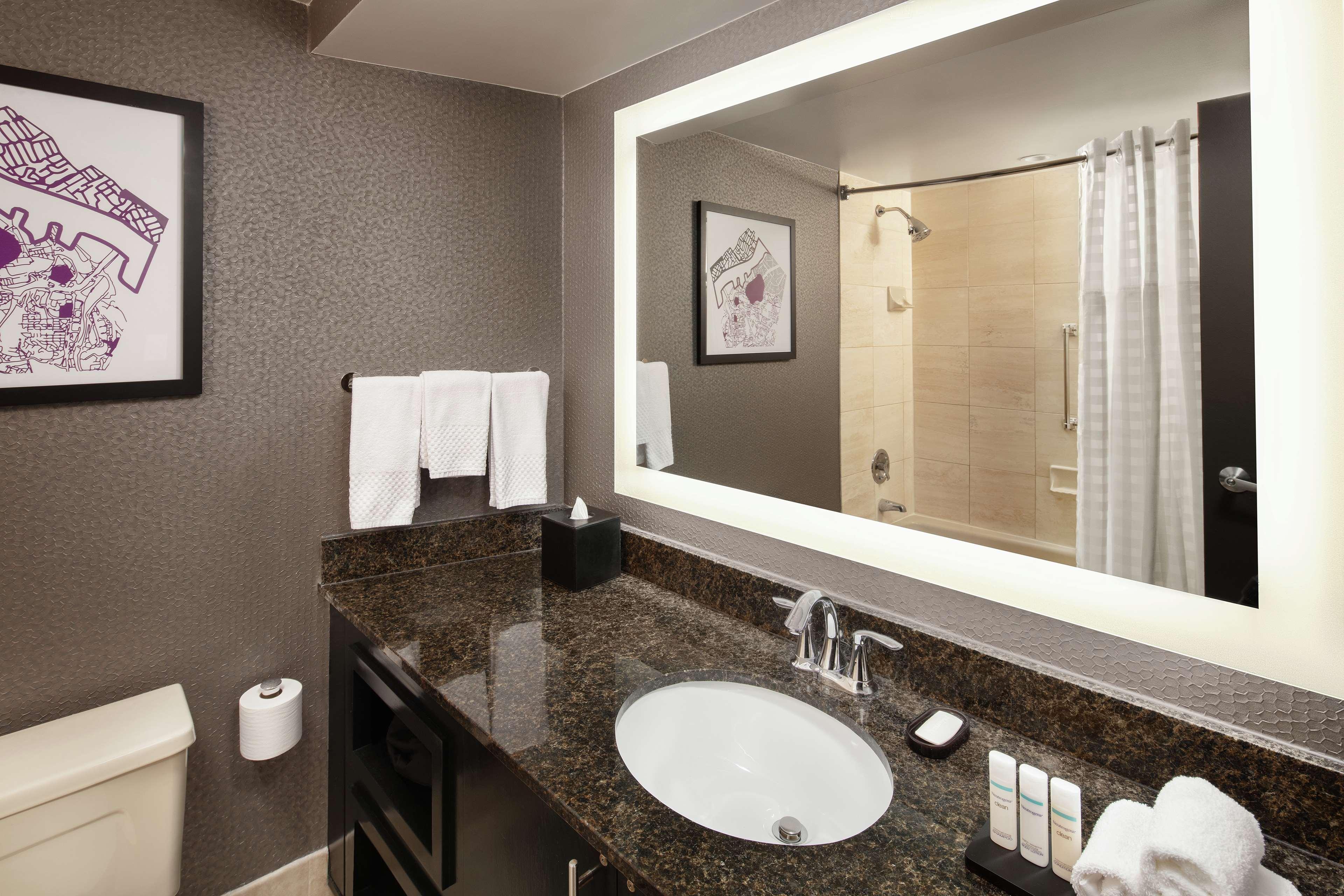 Embassy Suites by Hilton Crystal City National Air