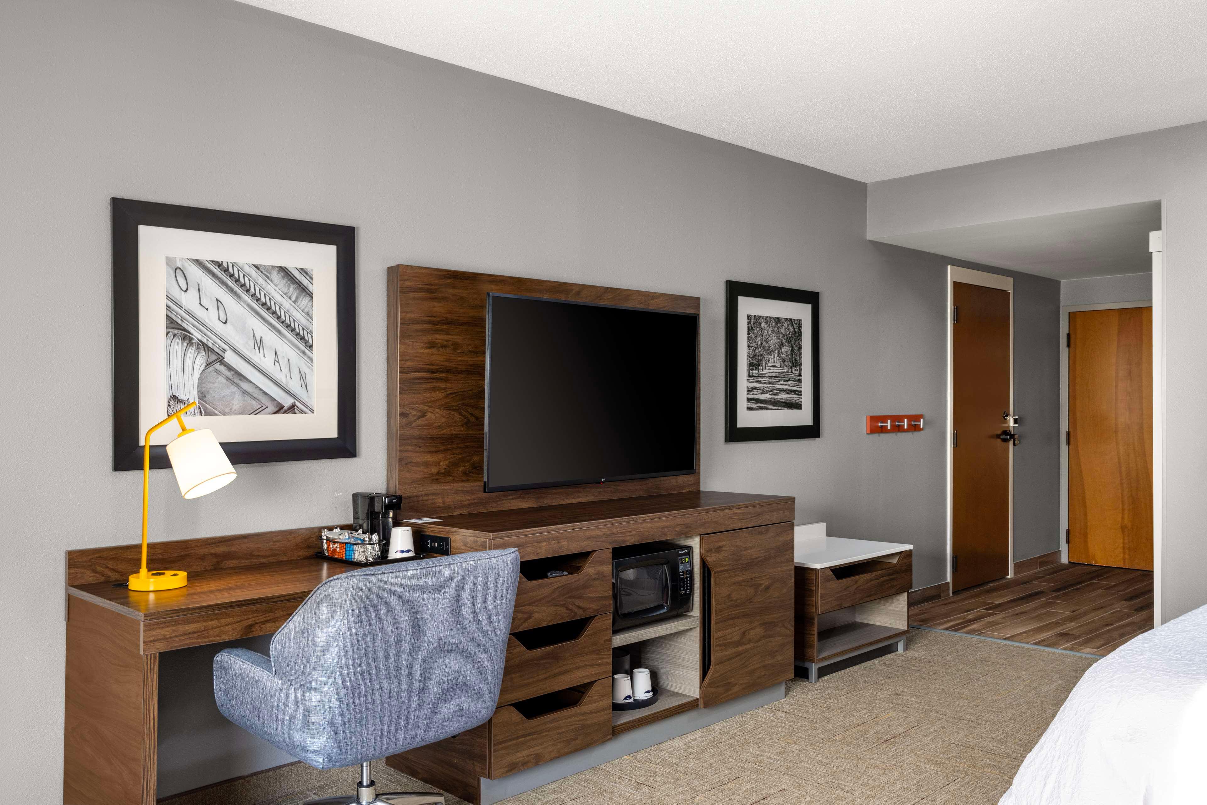Hampton Inn & Suites State College at Williamsburg