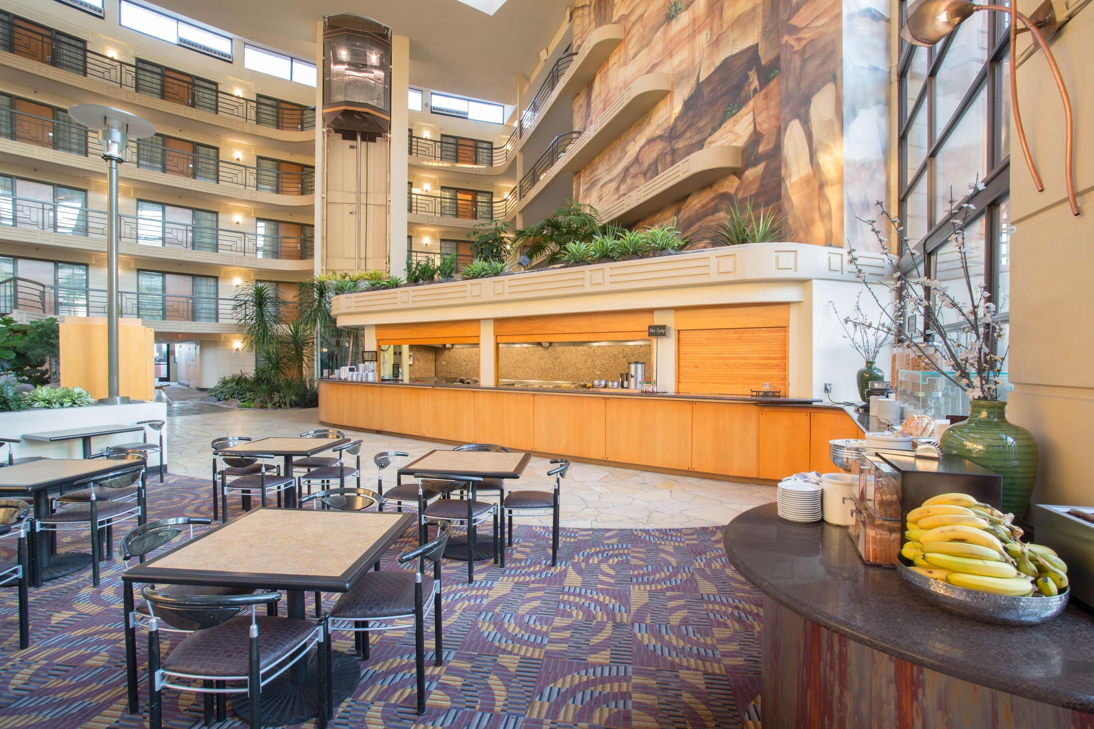 Embassy Suites by Hilton Phoenix Biltmor
