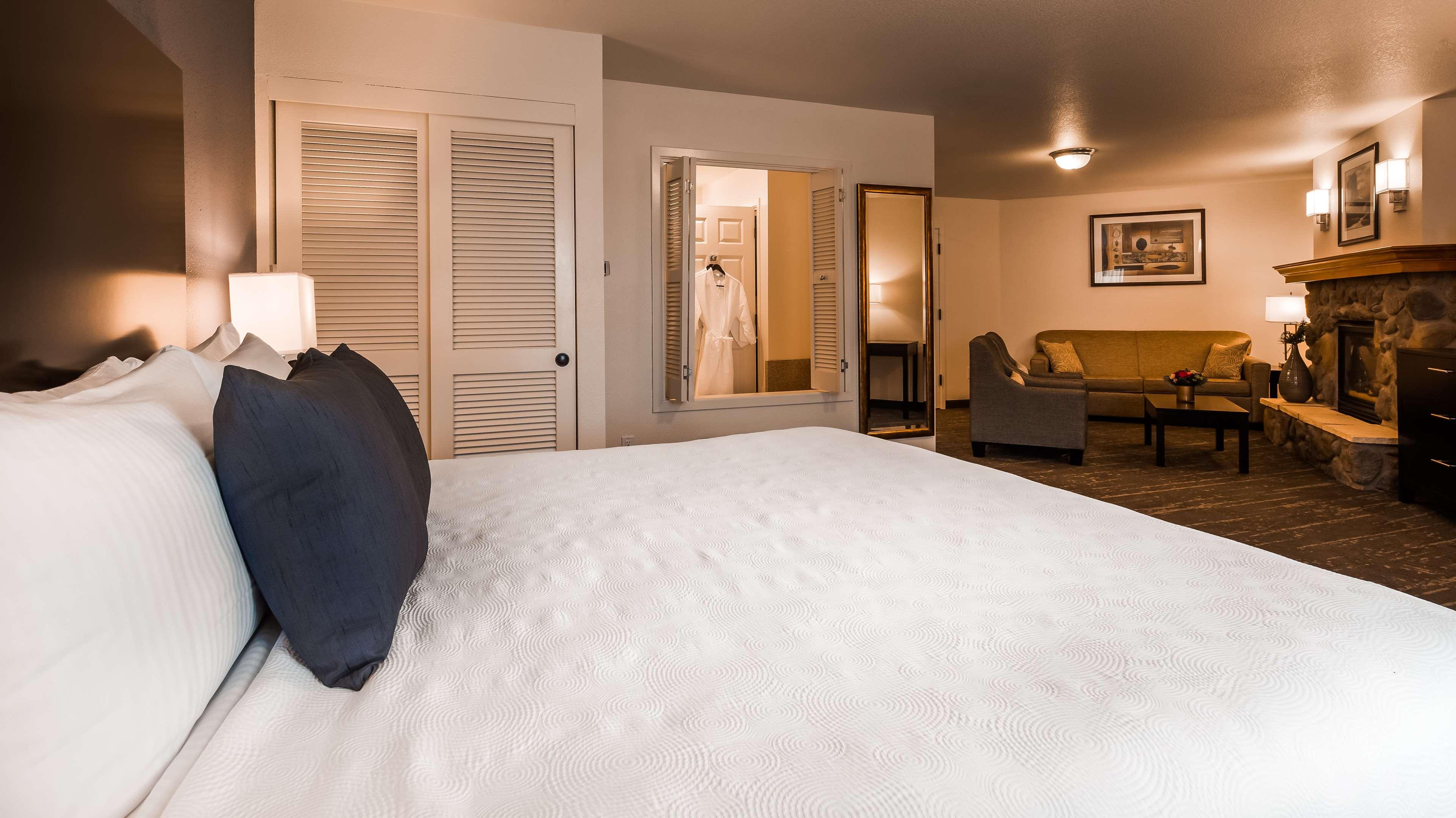 Best Western Plus Edmonds Harbor Inn