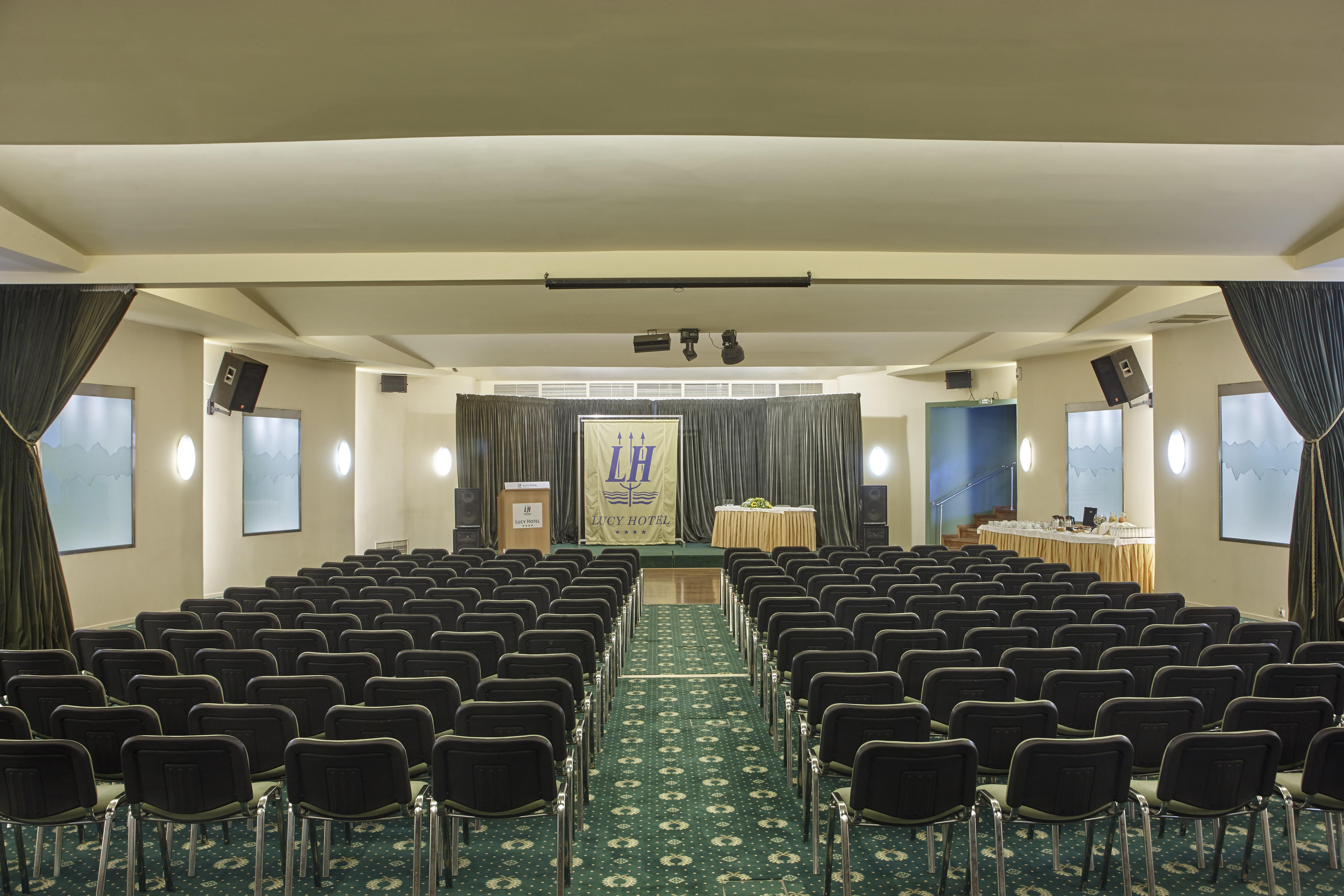 Lucy Hotel - фото