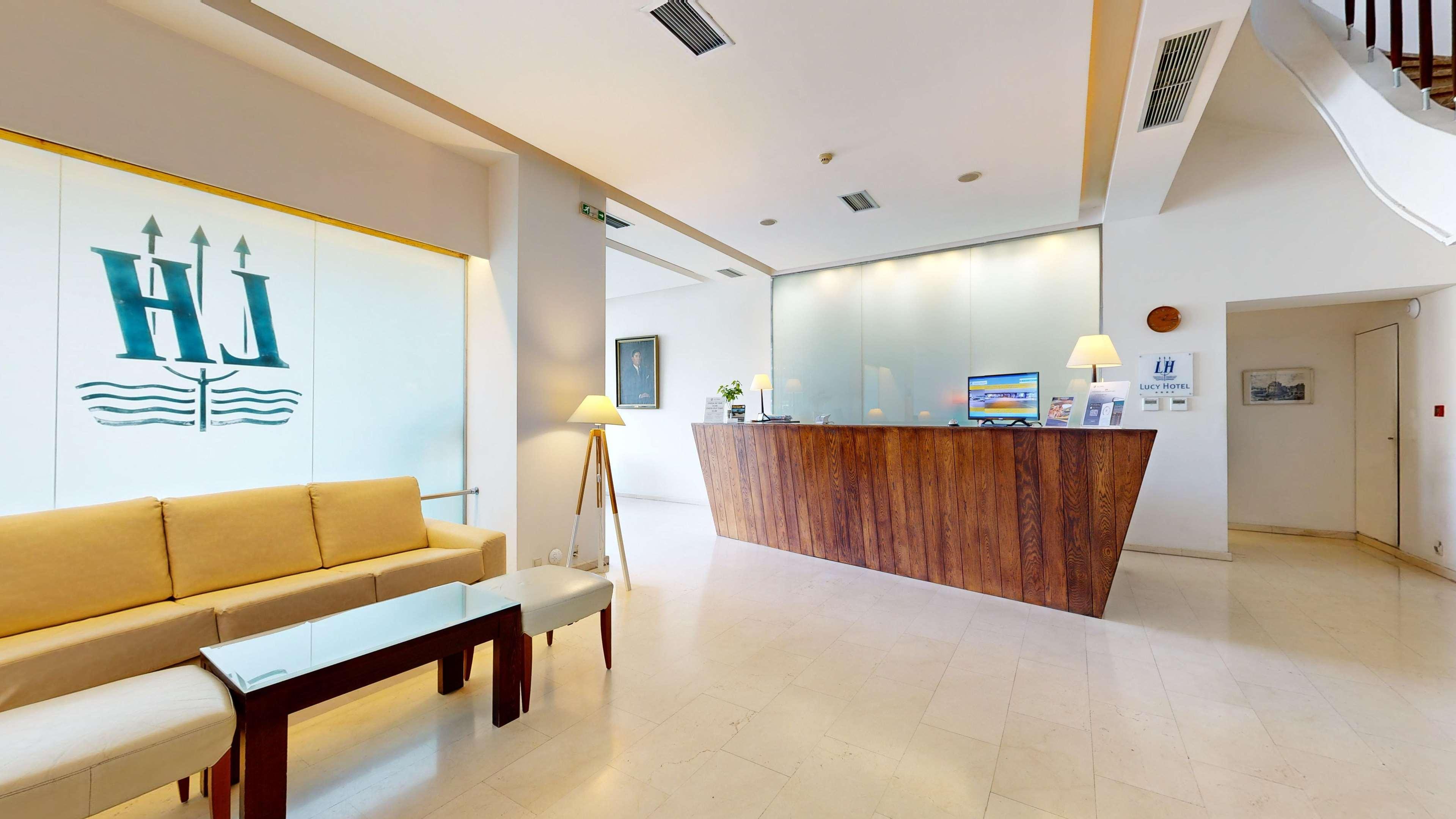 Lucy Hotel - фото