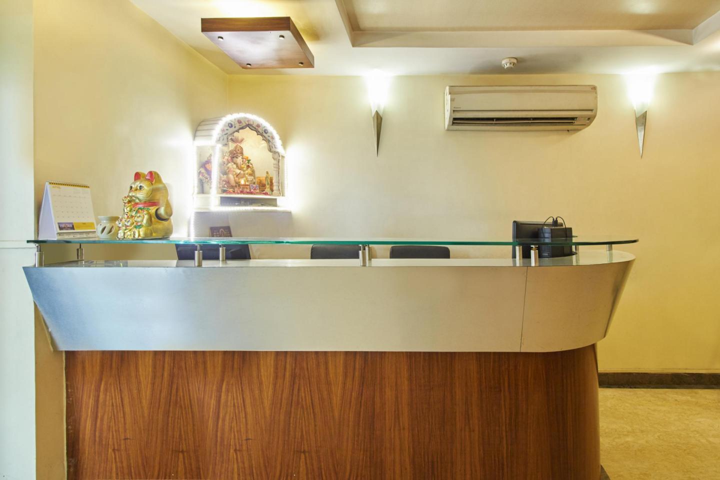 Super Townhouse OAK Hotel Shubhangan Near Juhu Beach by null