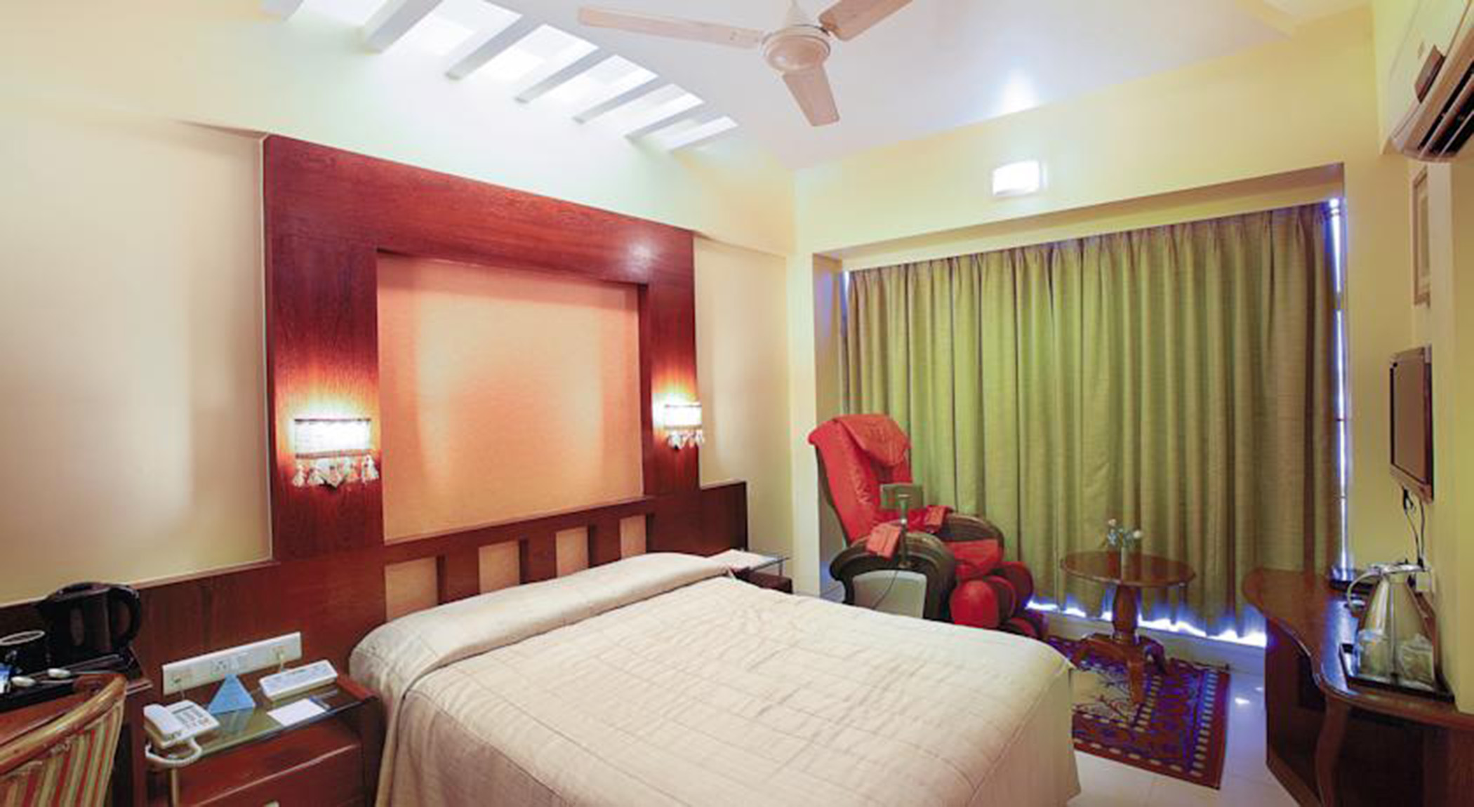 Super Townhouse OAK Hotel Shubhangan Near Juhu Beach by null