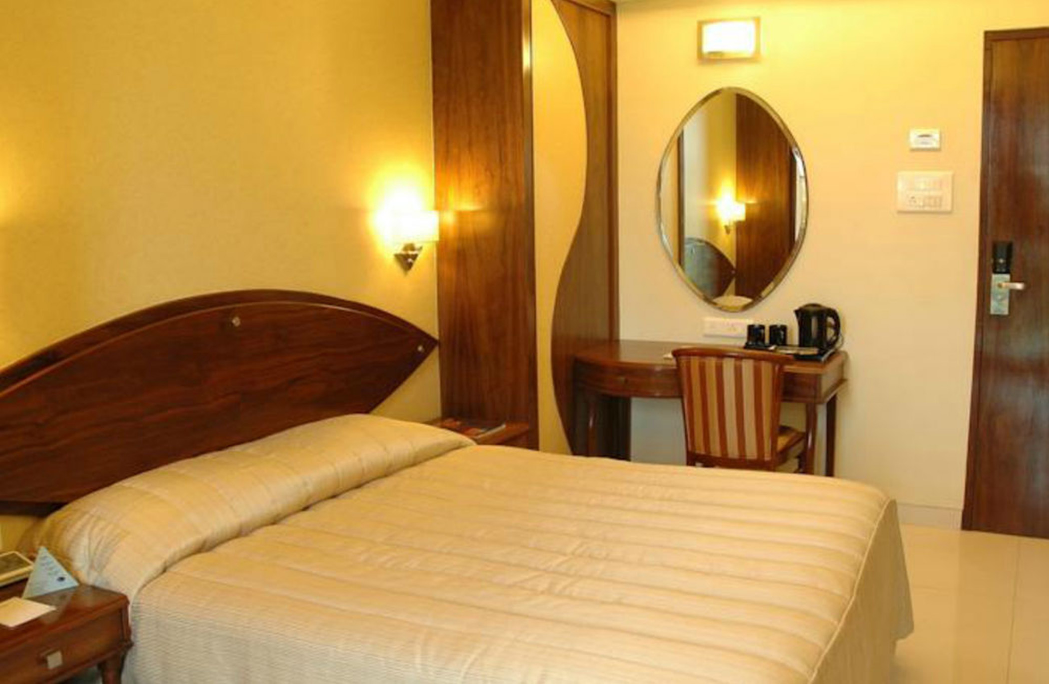 Super Townhouse OAK Hotel Shubhangan Near Juhu Beach by null