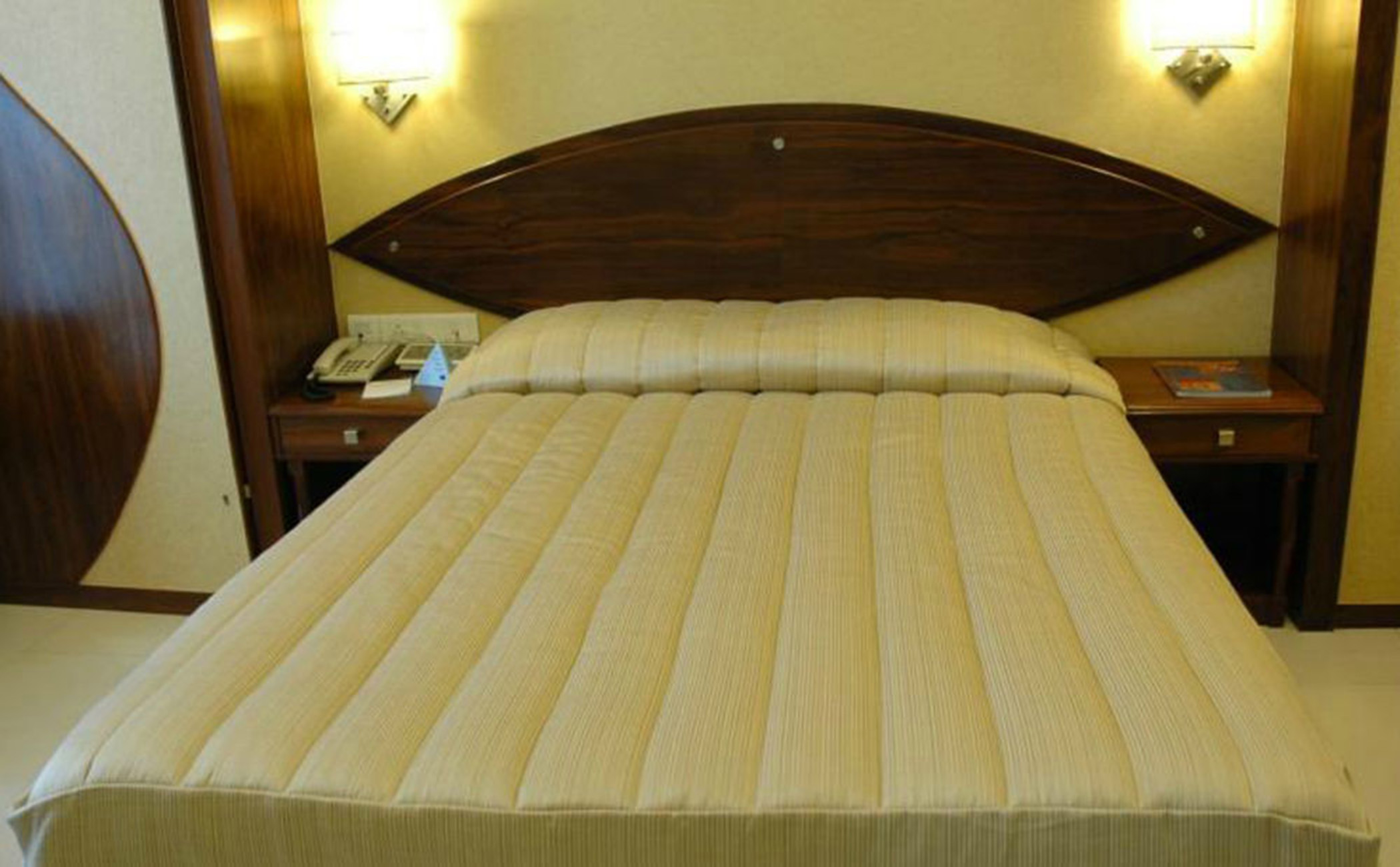 Super Townhouse OAK Hotel Shubhangan Near Juhu Beach by null