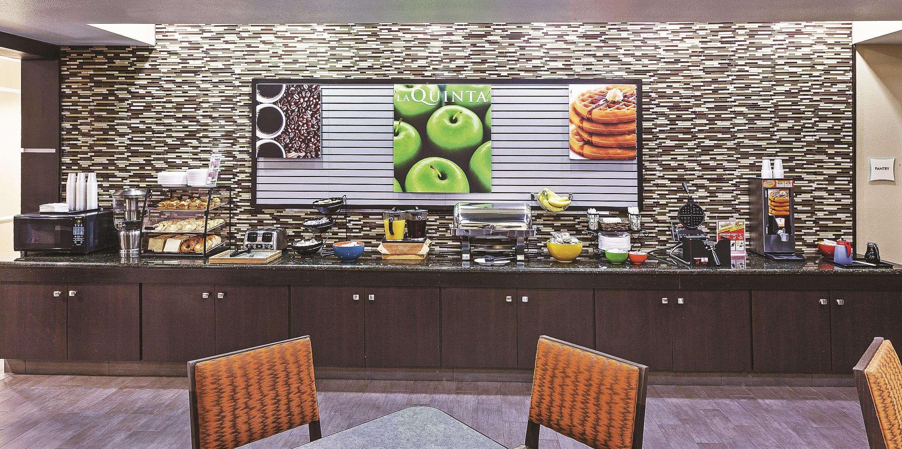 La Quinta Inn & Suites Houston Hobby Airport