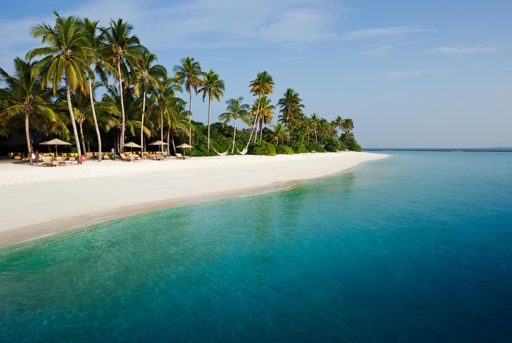 Foto von Strand des Sun Siyam Resorts mit weißer sand Oberfläche