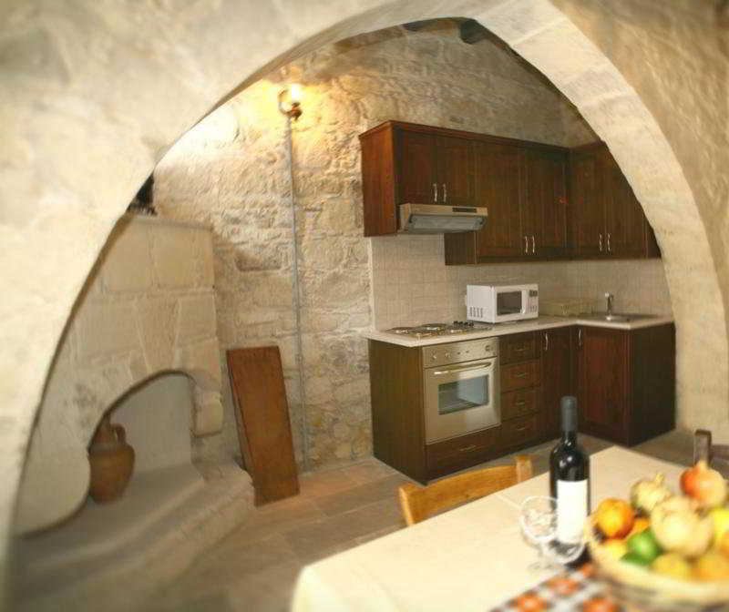 Leonidas Village Houses