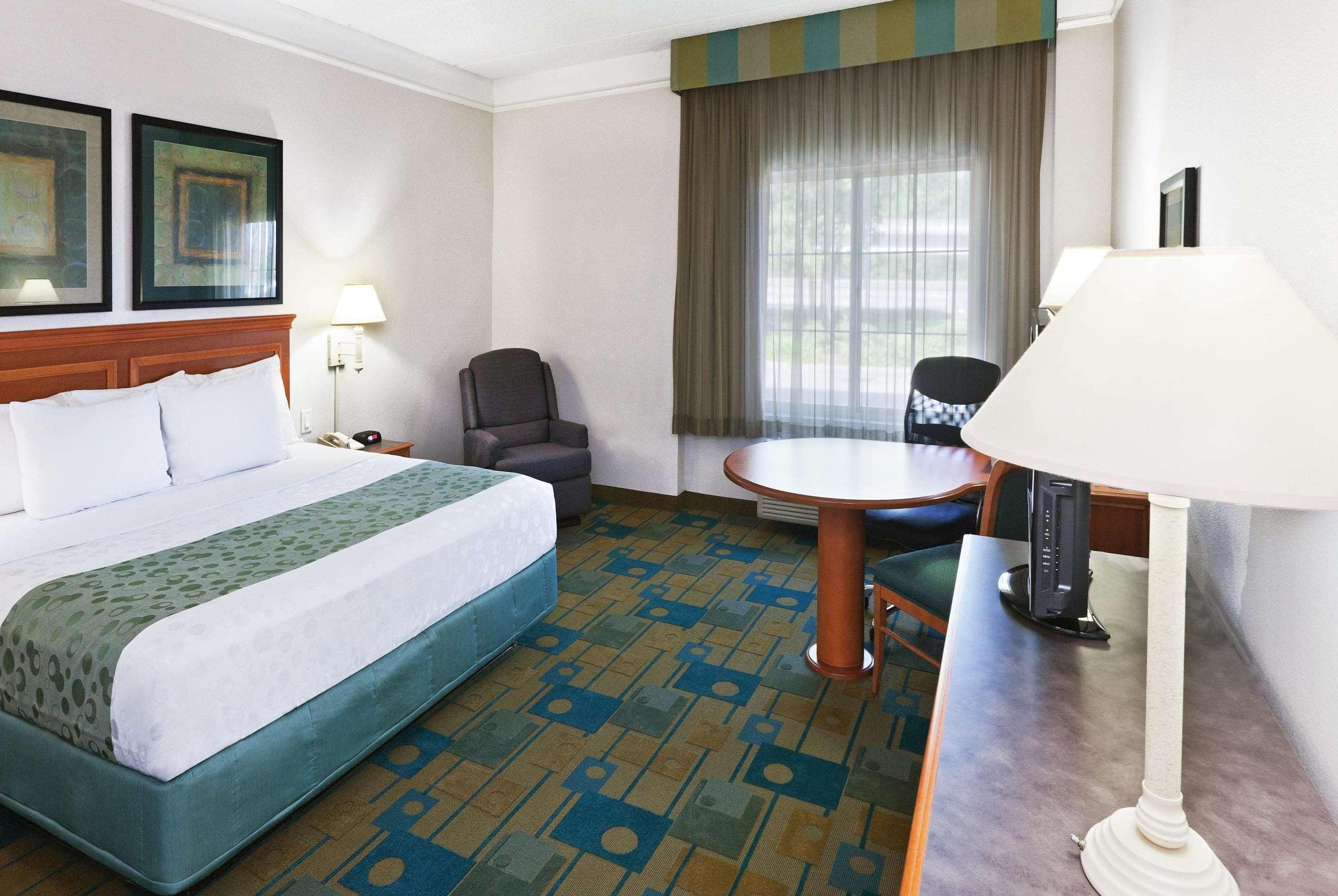 La Quinta Inn & Suites by Wyndham Houston Bush IAH