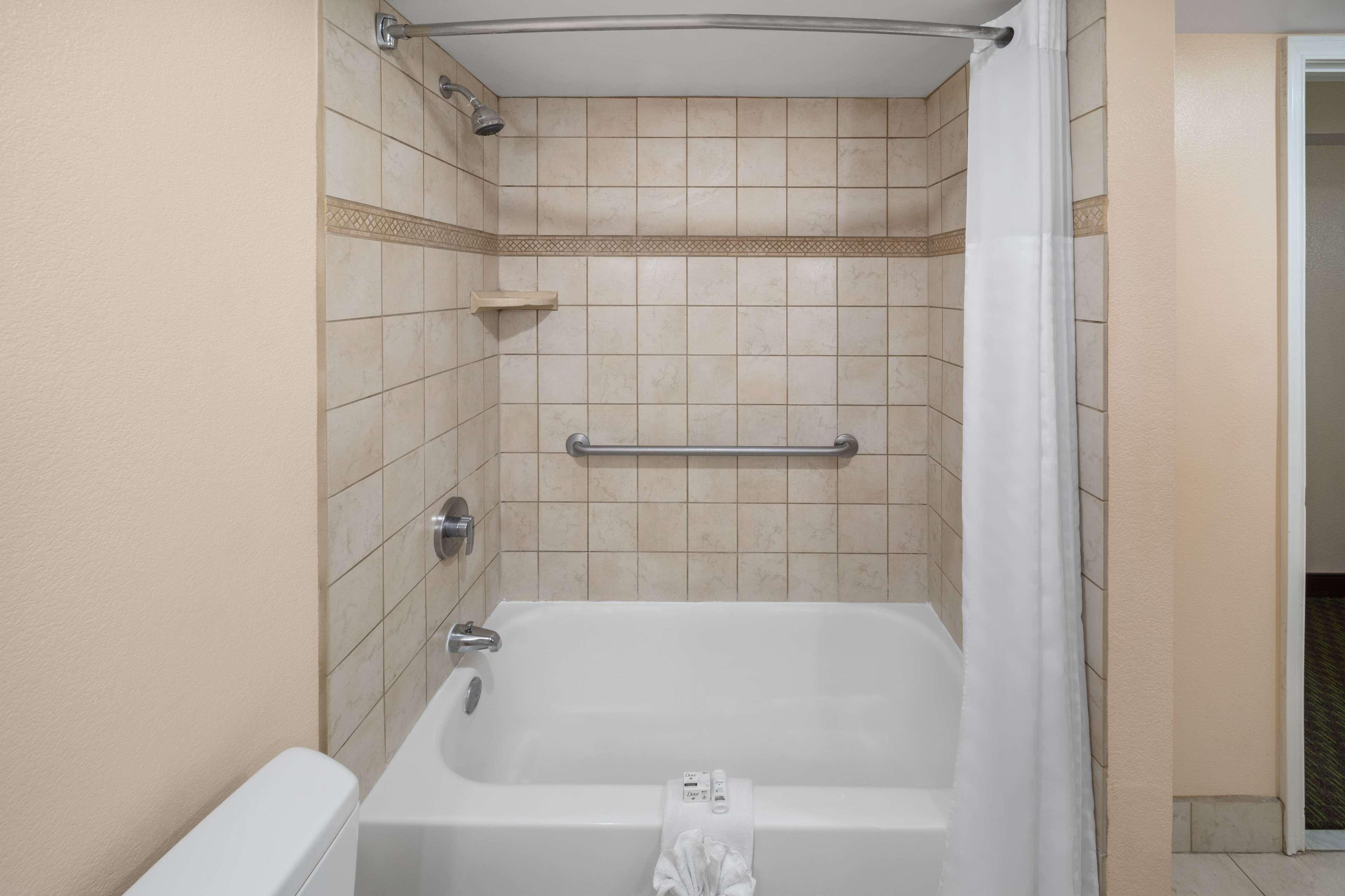 La Quinta Inn & Suites by Wyndham Medical Ctr NW